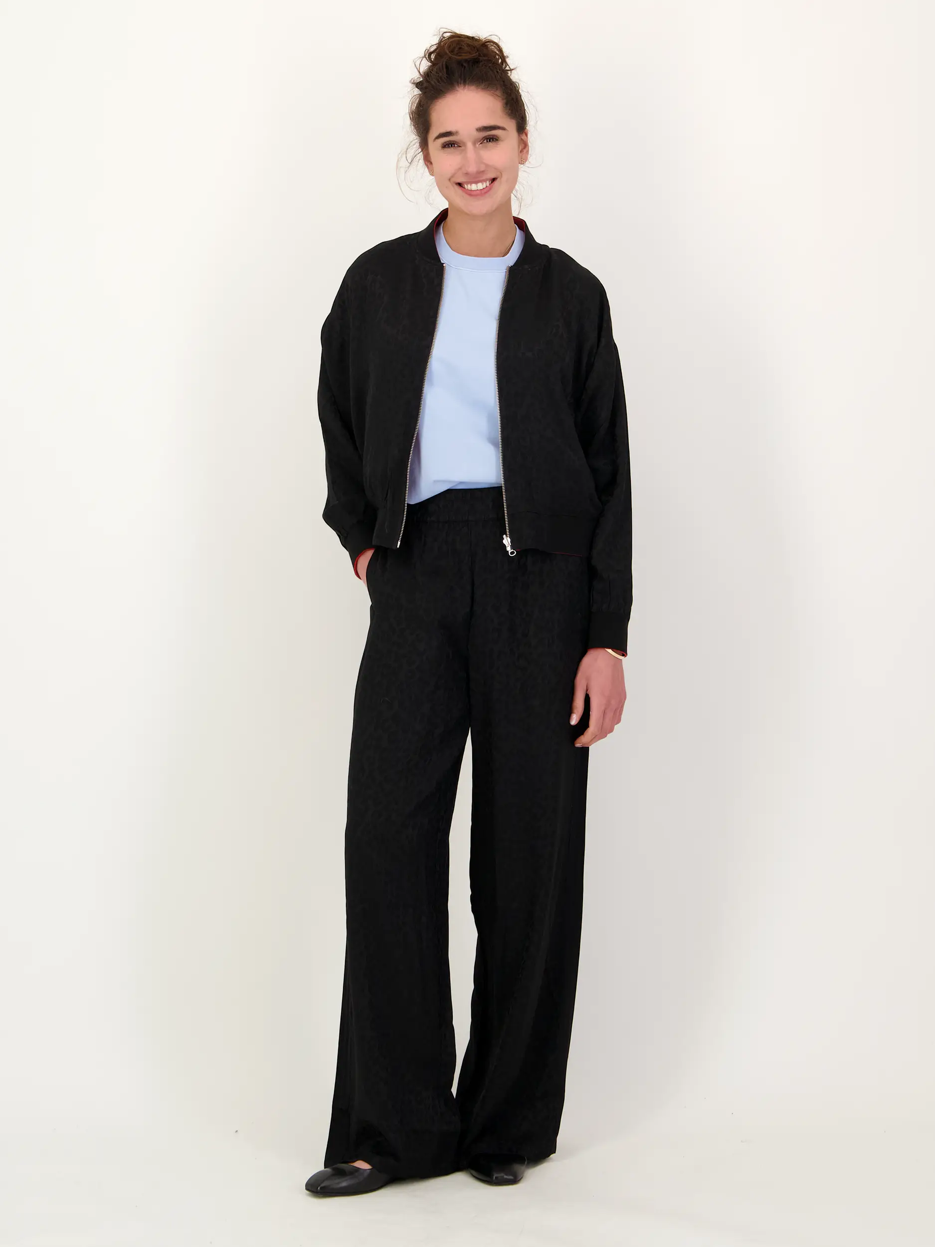 T-Shirt 'Eira' - Artikel Teil eines Outfits getragen von einem Modell - Farbe: Blau