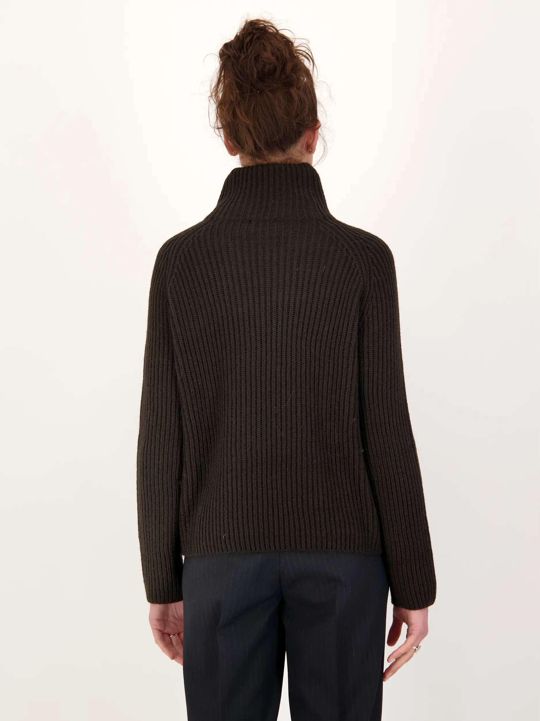 Pullover 'Arwen' aus Wolle - Artikel Rückseite getragen von einem Modell - Farbe: Braun