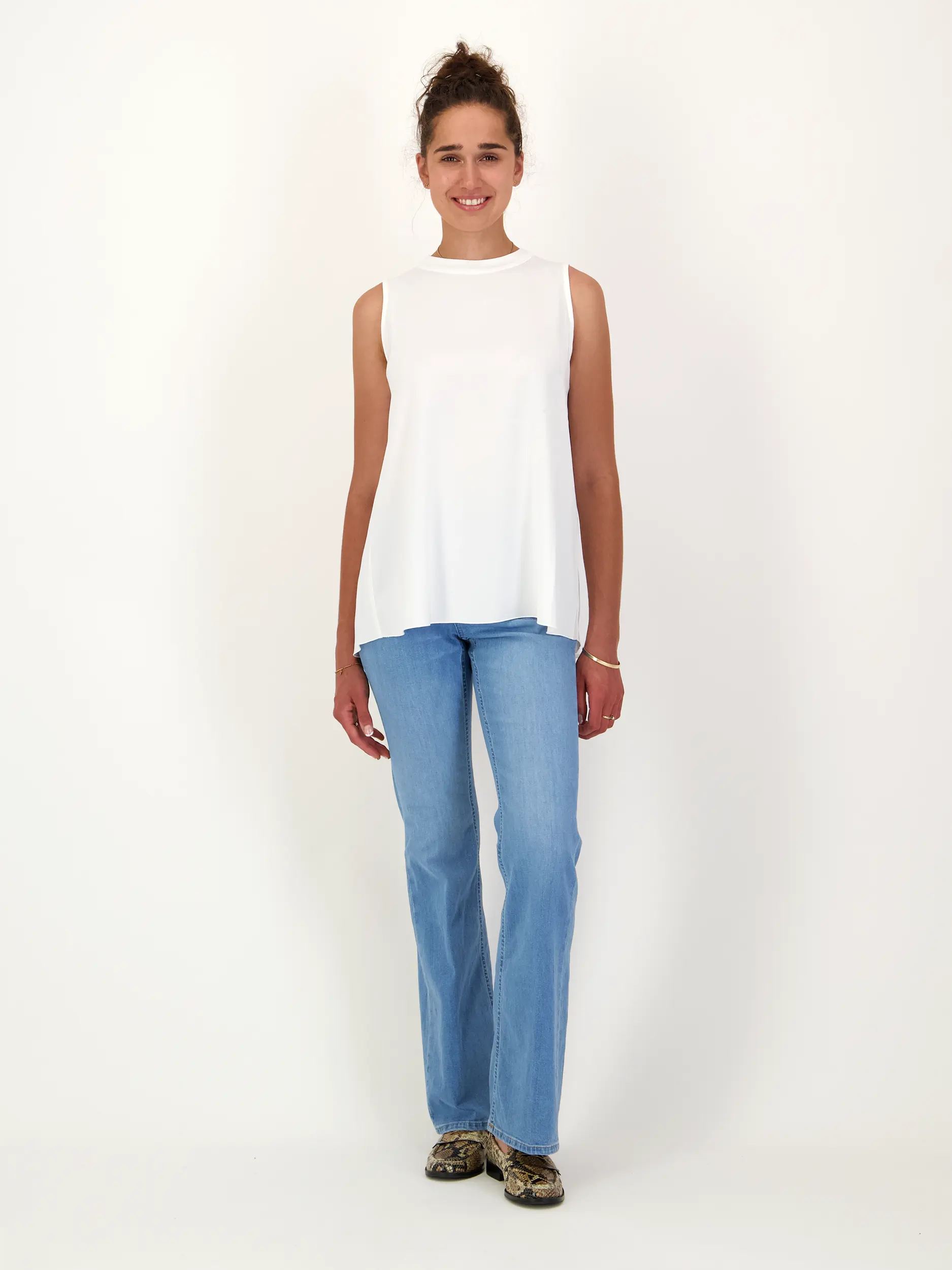 Low Rise Straight Leg Jeans 'Jovanna' - Artikel Teil eines Outfits getragen von einem Modell - Farbe: Blau
