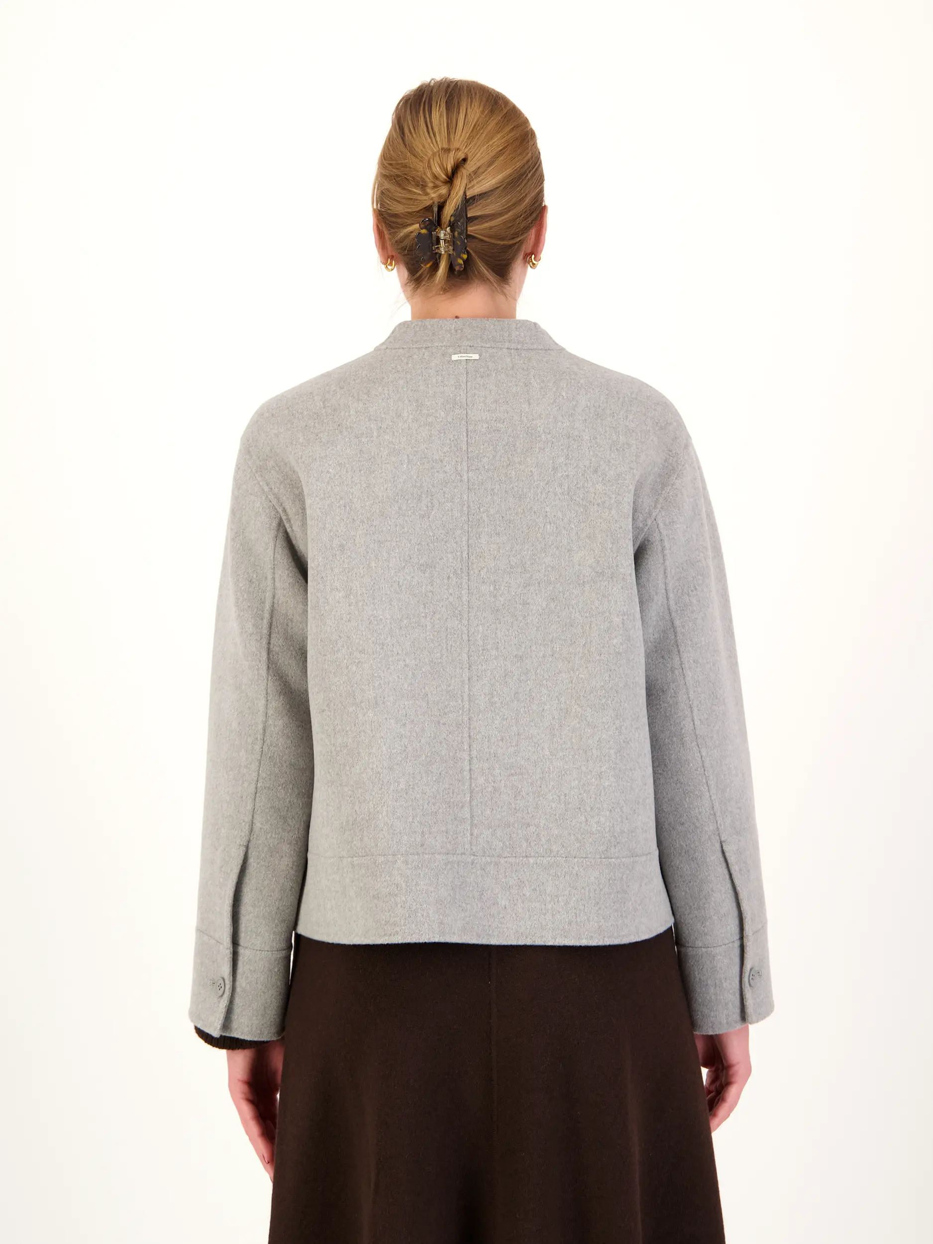 Wolljacke 'Sarah' - Artikel Rückseite getragen von einem Modell - Farbe: Grau