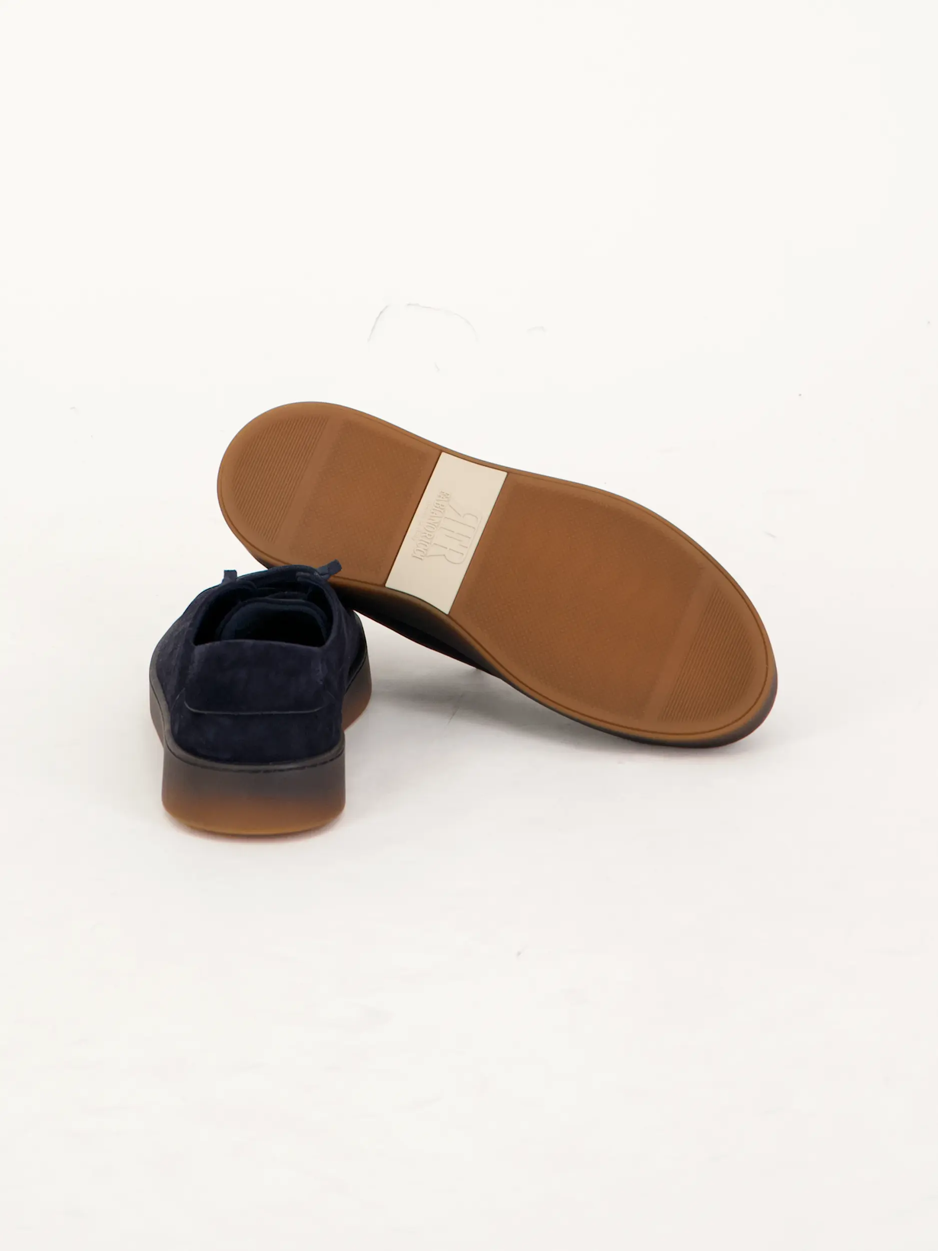 Sneaker aus Veloursleder - Artikel Rückseite getragen von einem Modell - Farbe: Blau