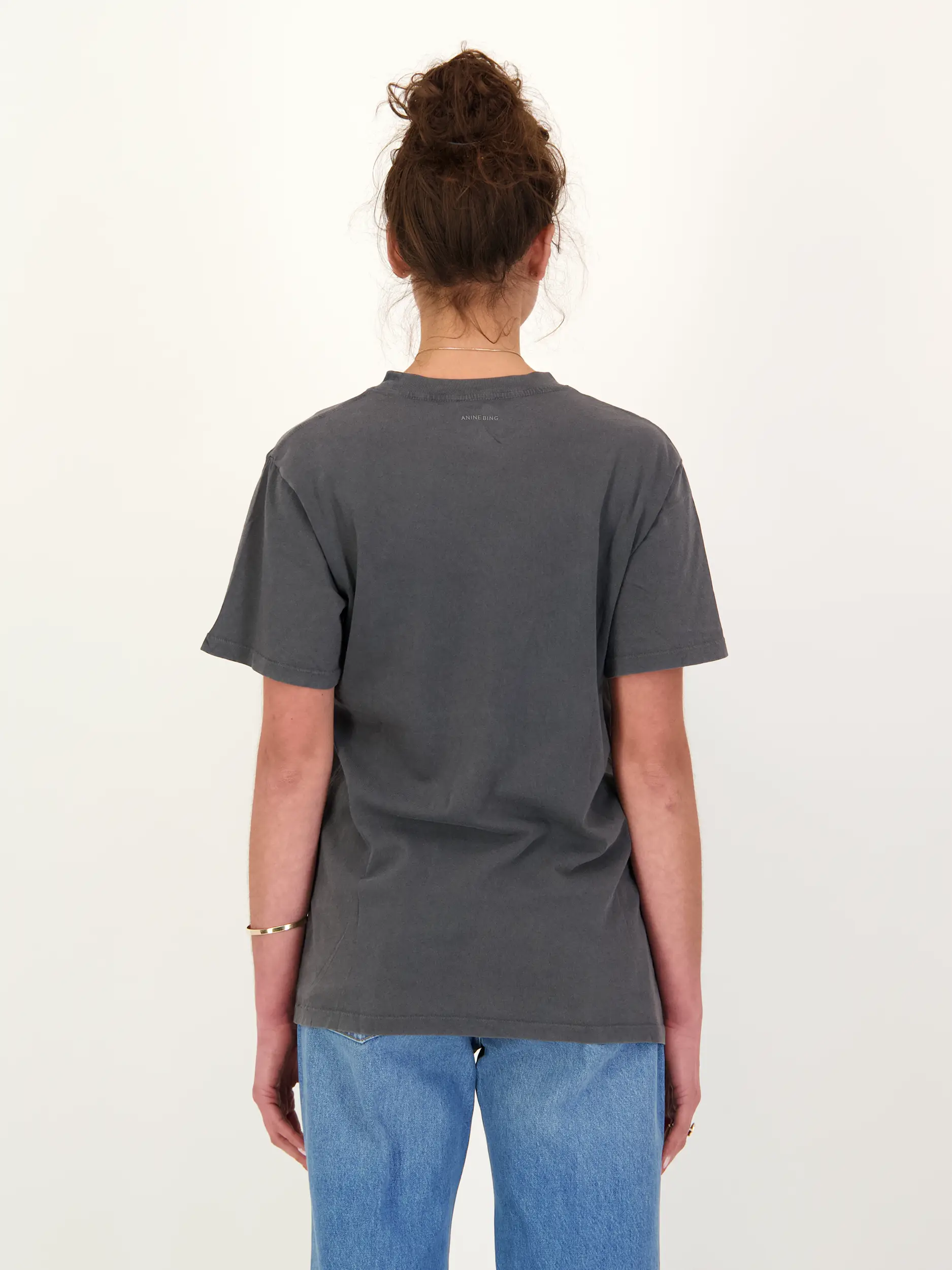 T-Shirt - Artikel Rückseite getragen von einem Modell - Farbe: Grau