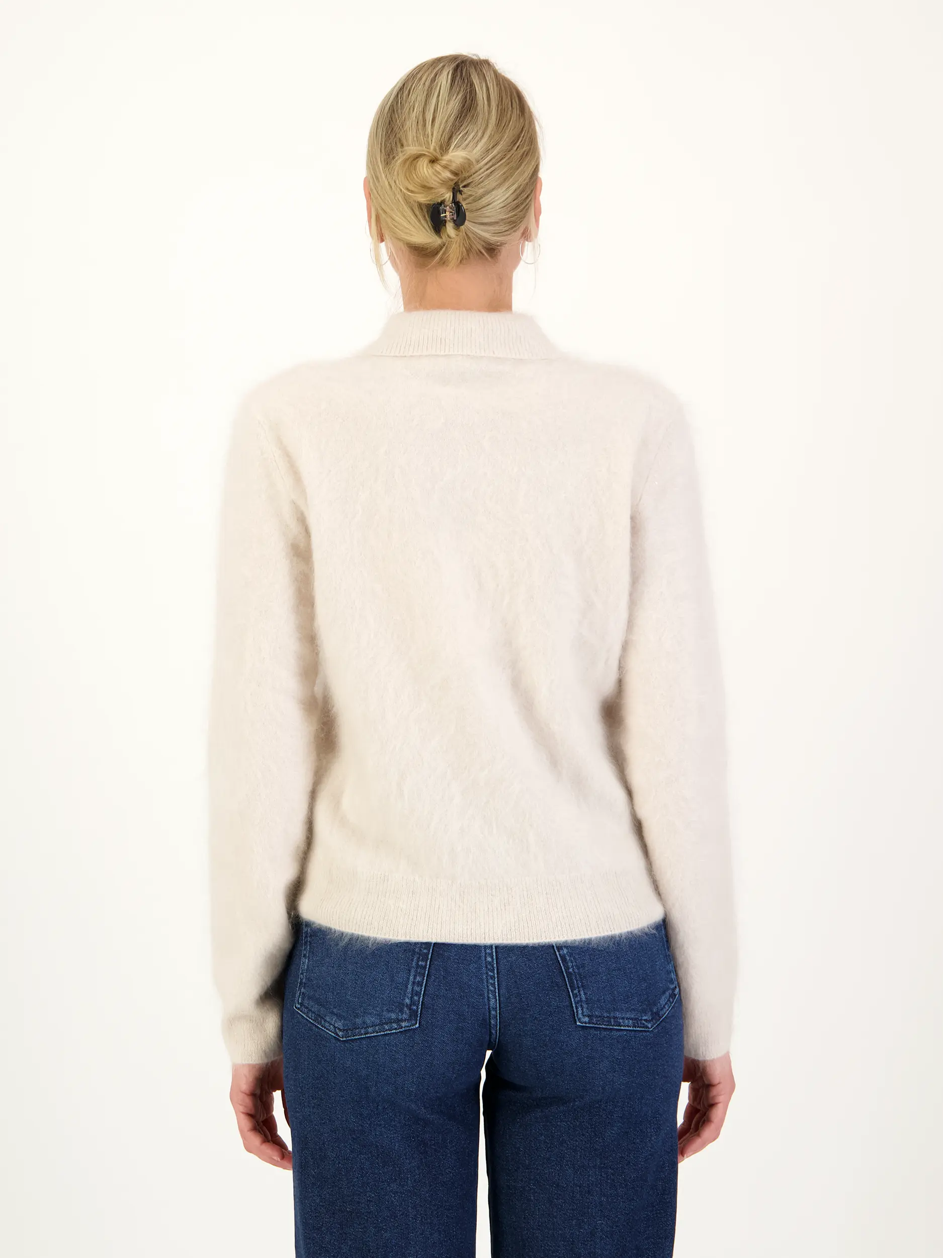 Strickjacke 'Elyn' aus Kaschmir - Artikel Rückseite getragen von einem Modell - Farbe: Creme
