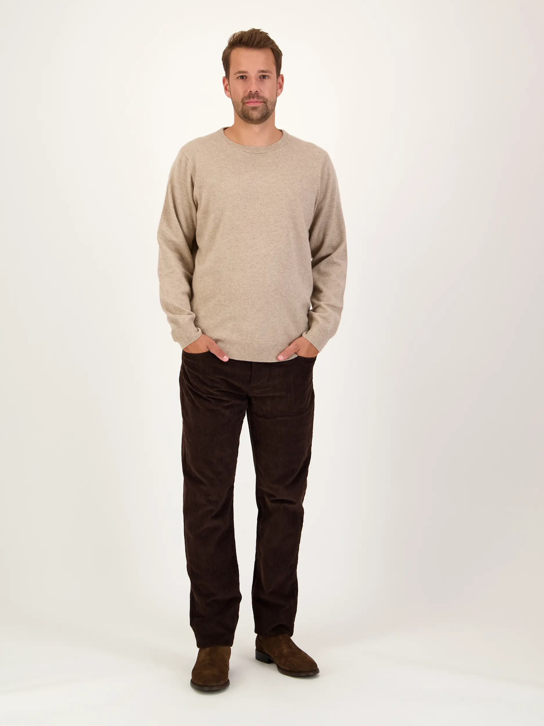 Pullover aus Kaschmir langarm - Artikel Teil eines Outfits getragen von einem Modell - Farbe: Braun