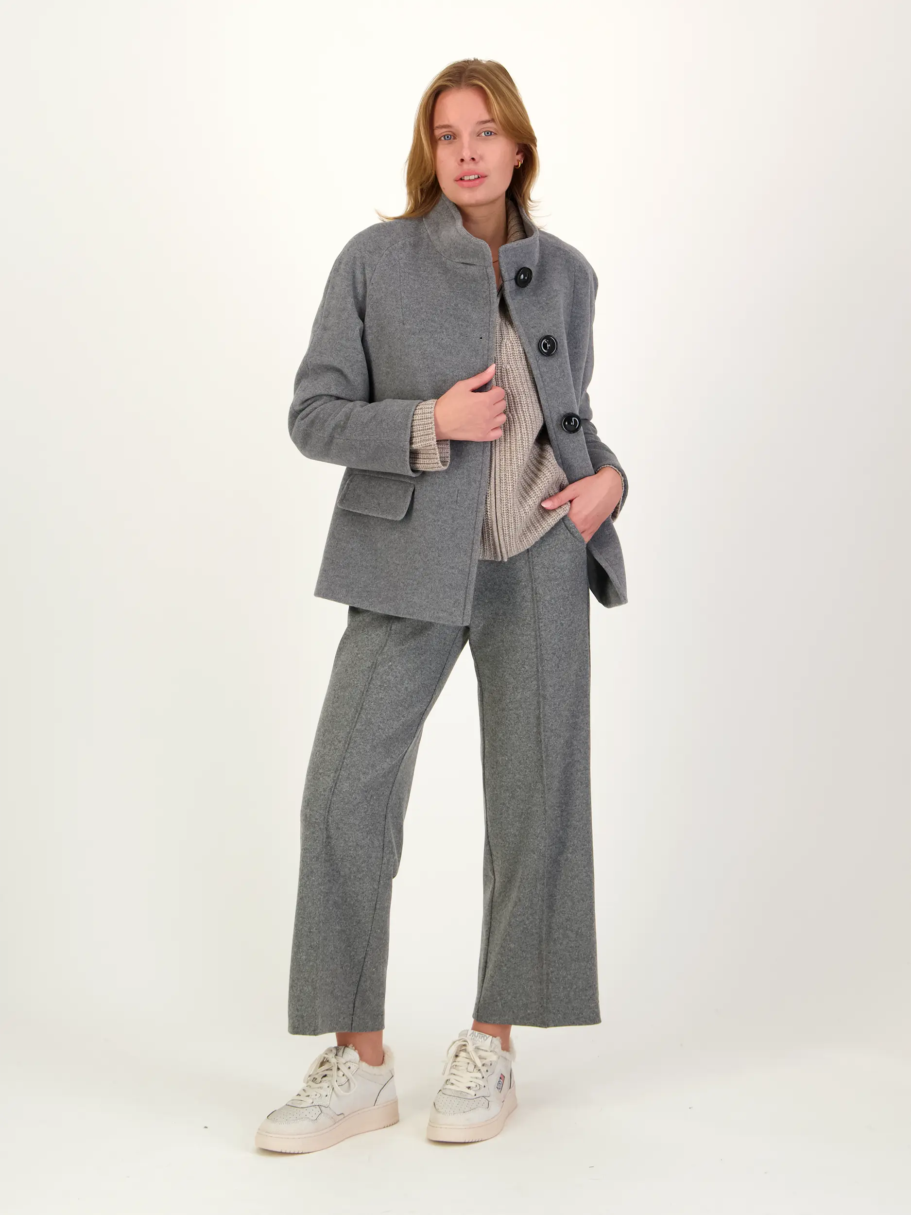 Wolljacke - Artikel Teil eines Outfits getragen von einem Modell - Farbe: Grau