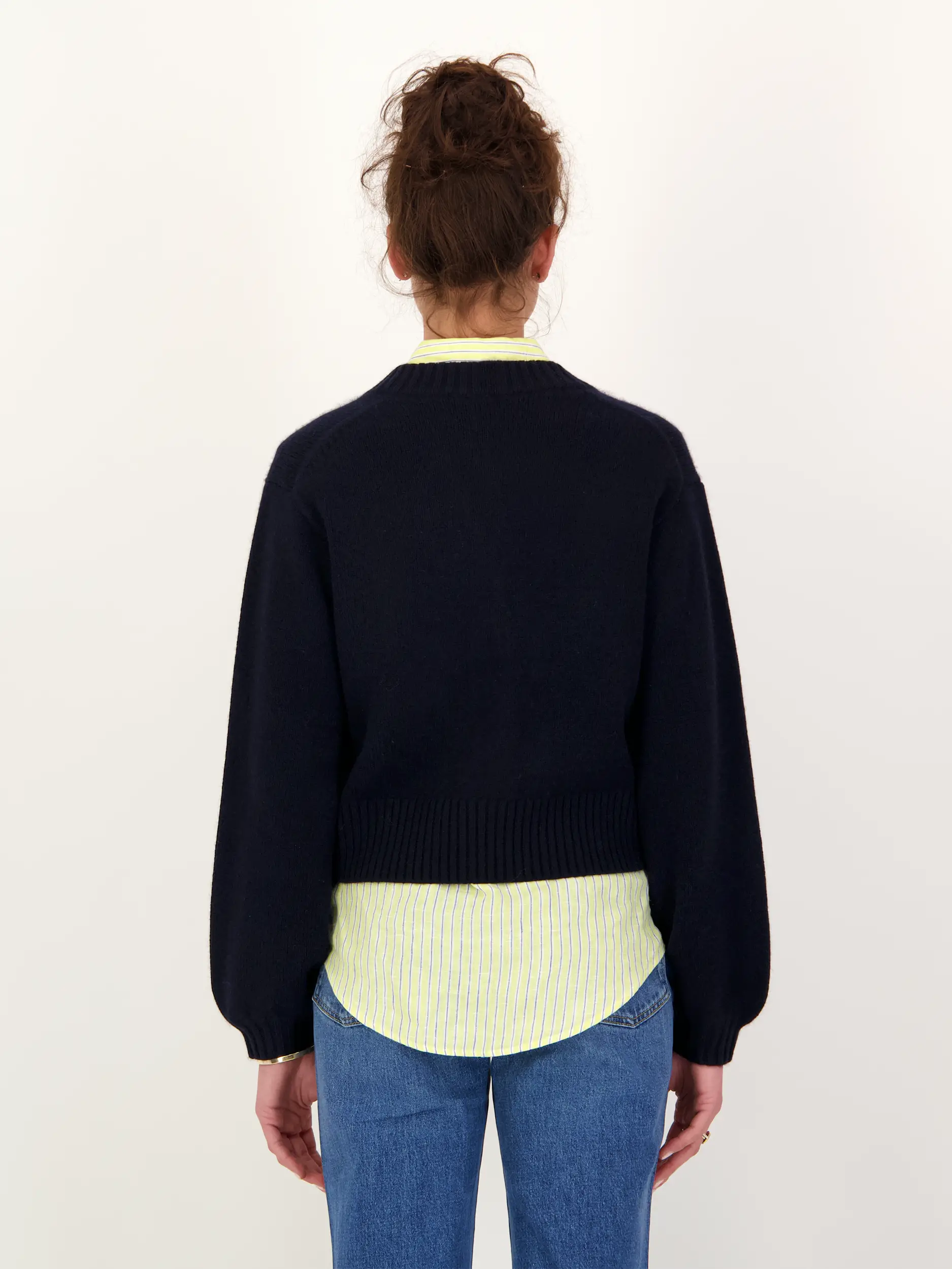 Strickjacke aus Kaschmir - Artikel Rückseite getragen von einem Modell - Farbe: Blau