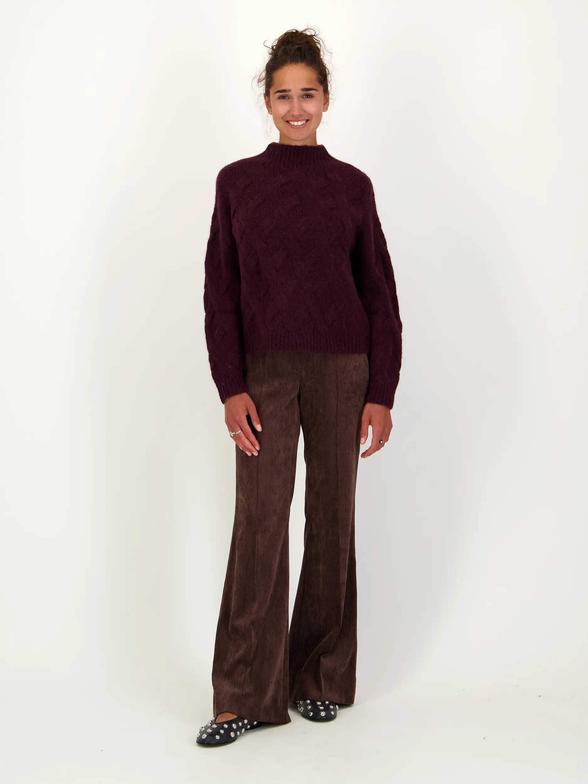 Pullover aus Woll-Mix langarm - Artikel Teil eines Outfits getragen von einem Modell - Farbe: Rot