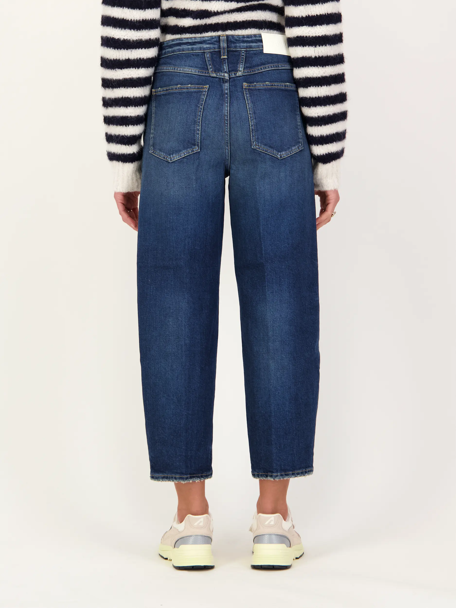 High Rise Ballon Fit Jeans - Artikel Rückseite getragen von einem Modell - Farbe: Blau