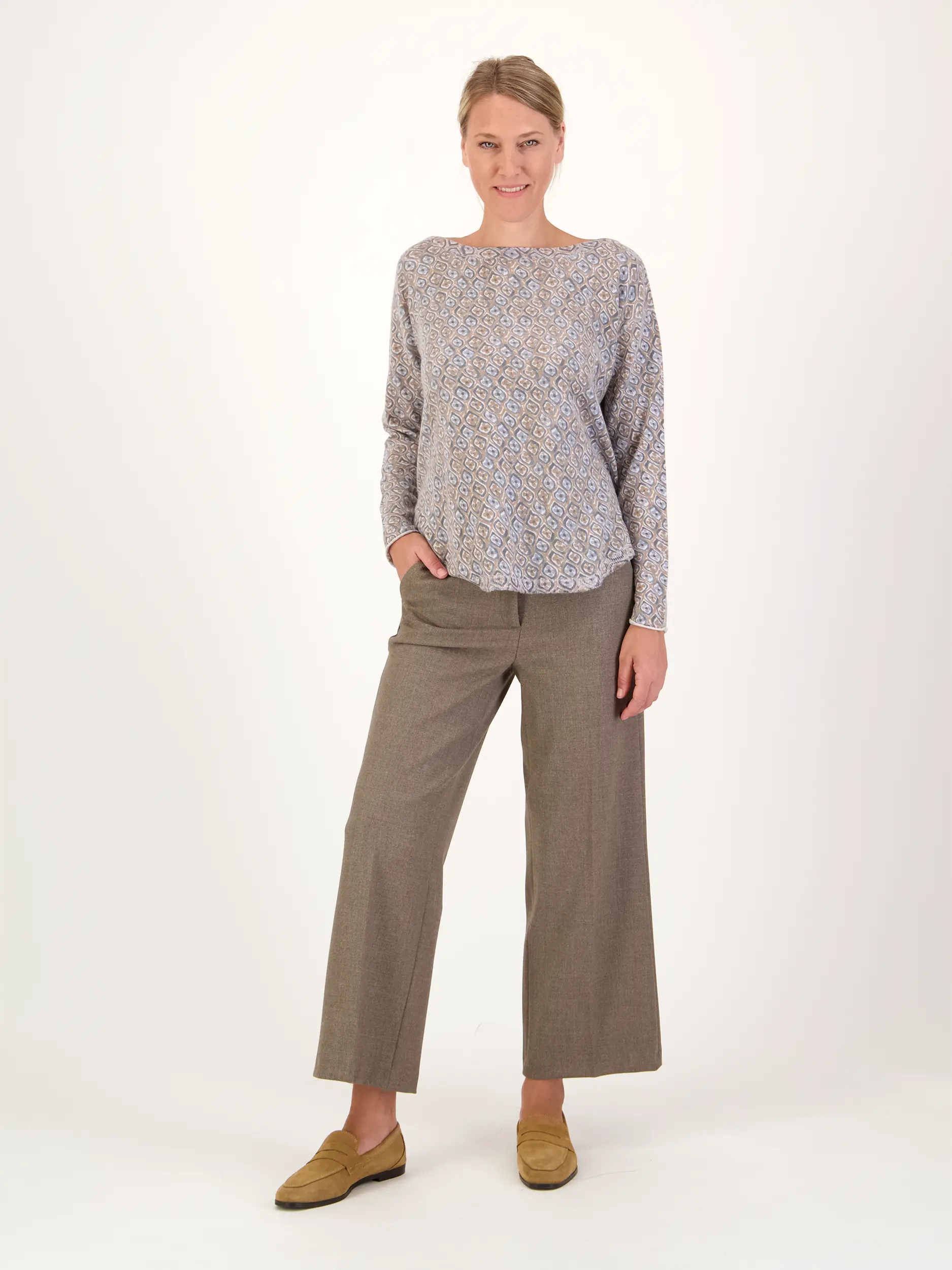 Hose 'California' - Artikel Teil eines Outfits getragen von einem Modell - Farbe: Braun