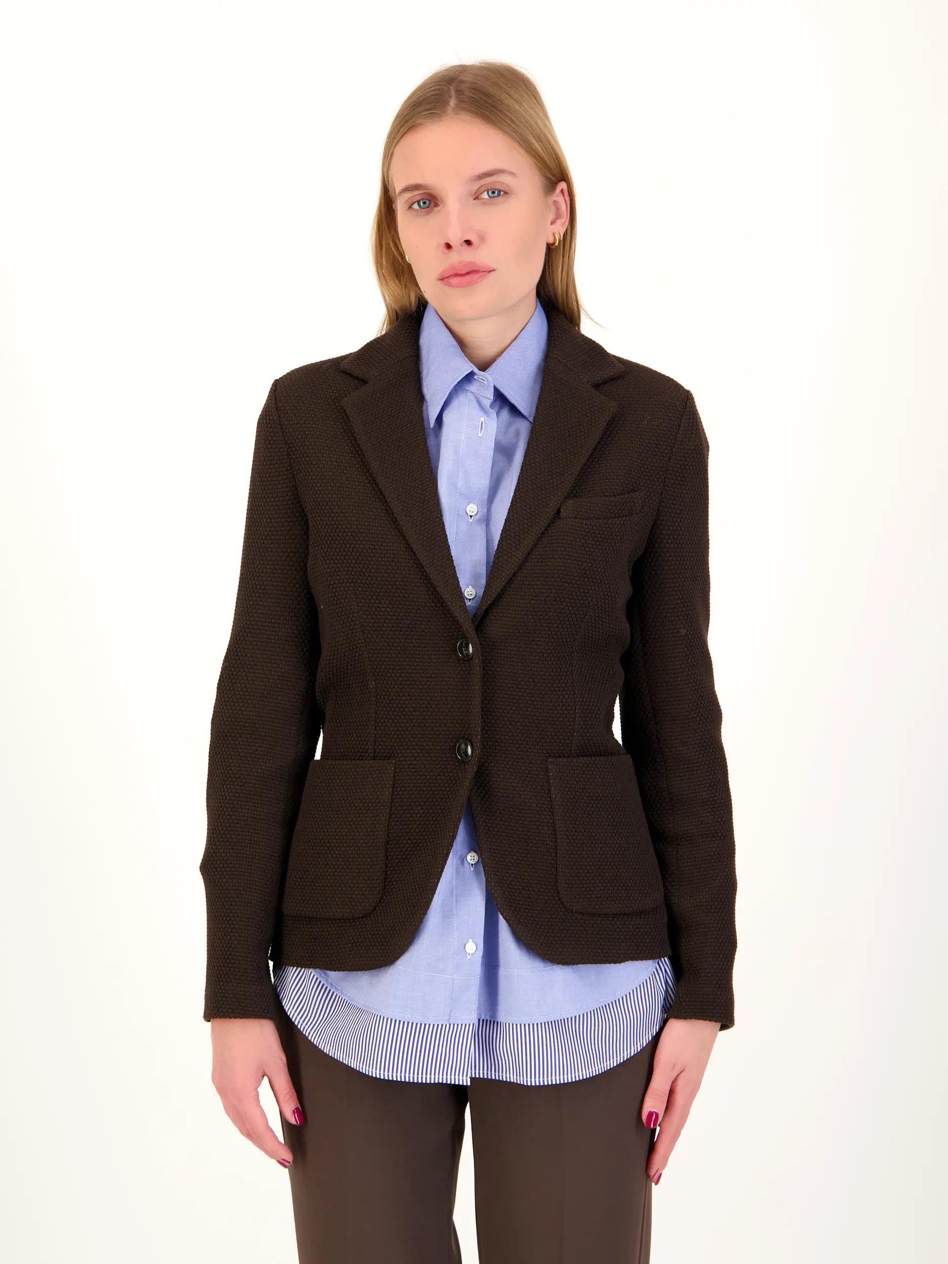Strukturierter Blazer aus Schurwolle - Artikel Vorderseite getragen von einem Modell - Farbe: Braun