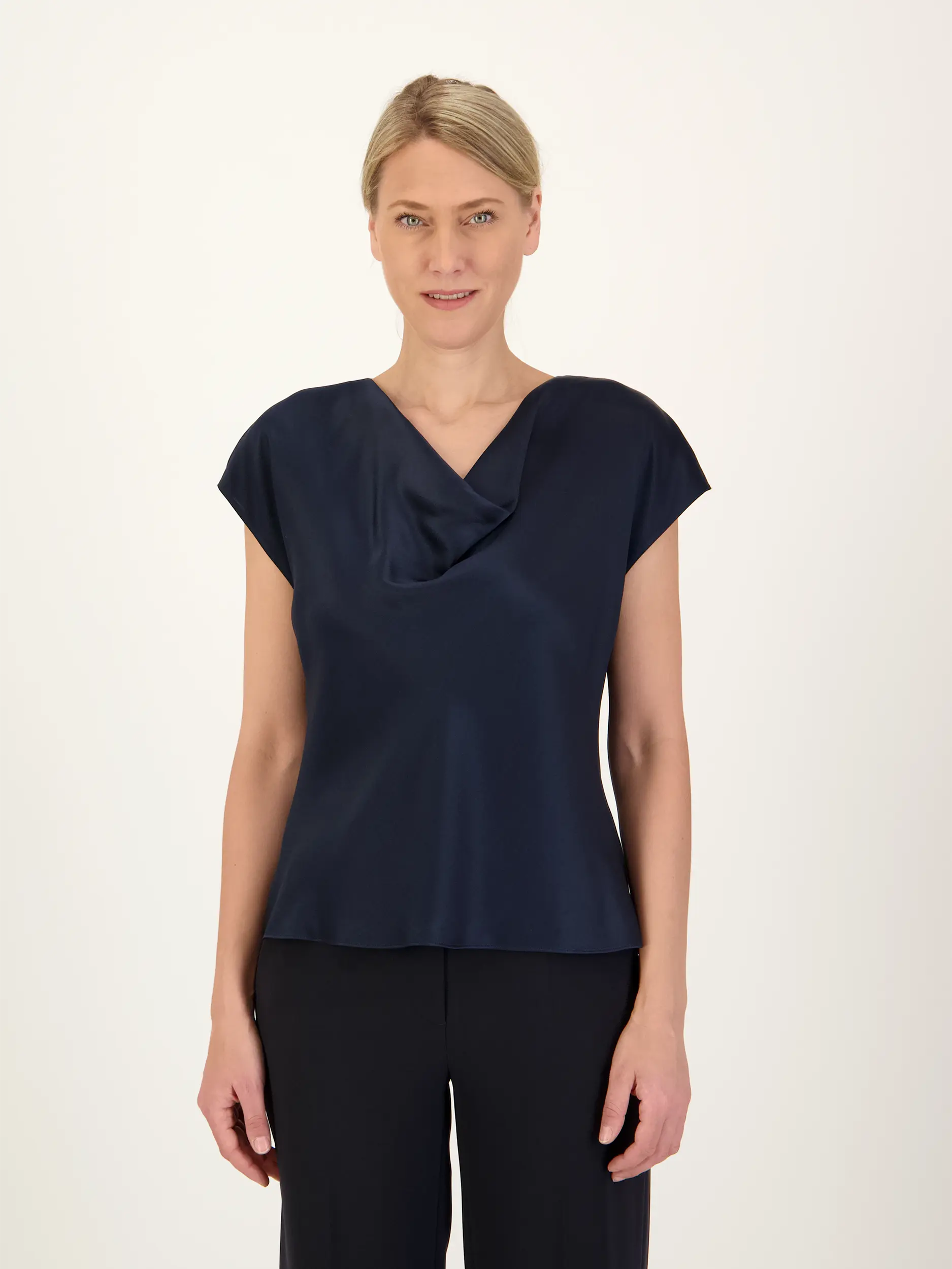 Seidenbluse kurzarm - Artikel Vorderseite getragen von einem Modell - Farbe: Blau