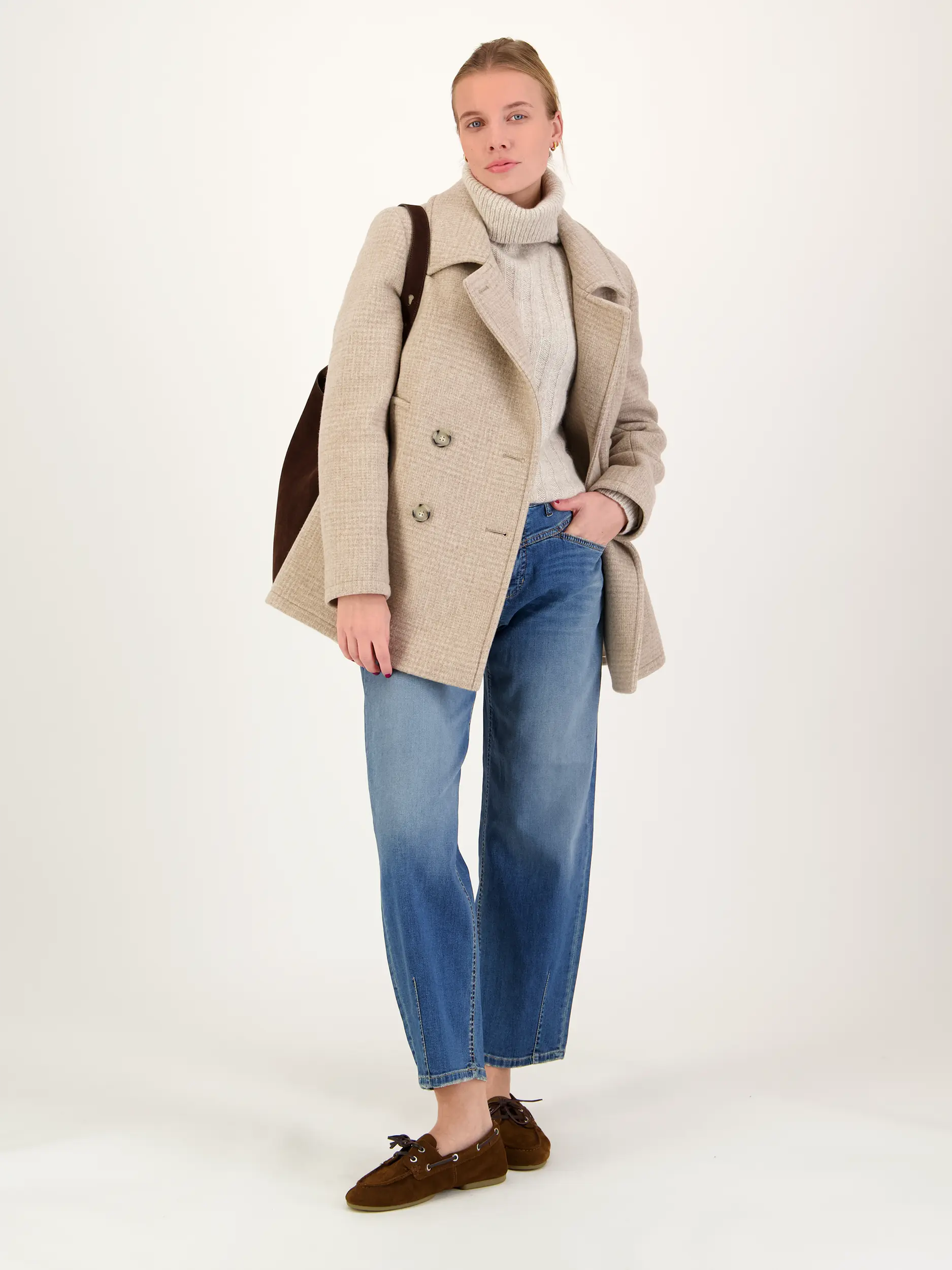 Mid Rise O-Shape Jeans 'Elin' - Artikel Teil eines Outfits getragen von einem Modell - Farbe: Blau