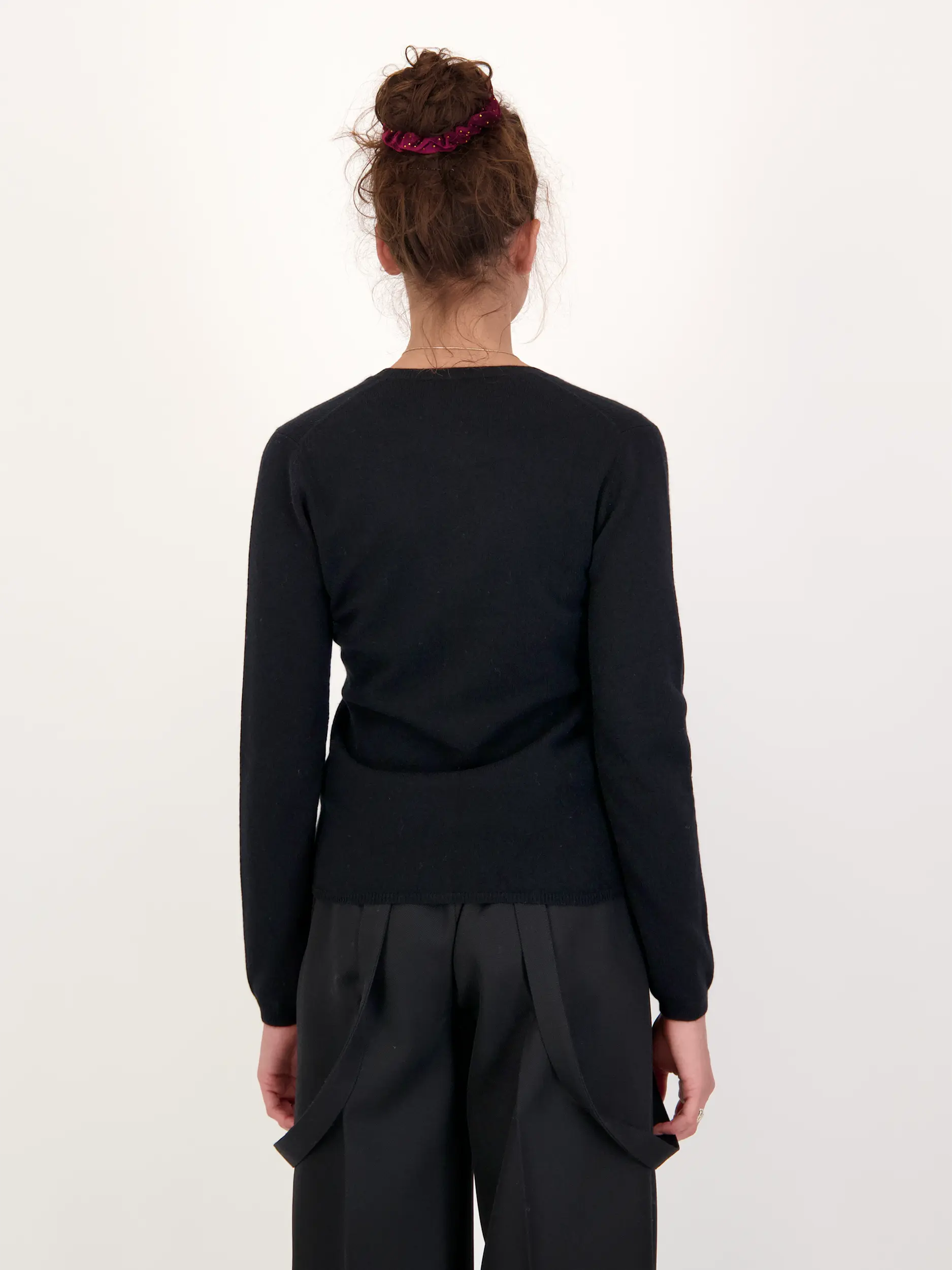 Strickjacke aus Kaschmir - Artikel Rückseite getragen von einem Modell - Farbe: Schwarz