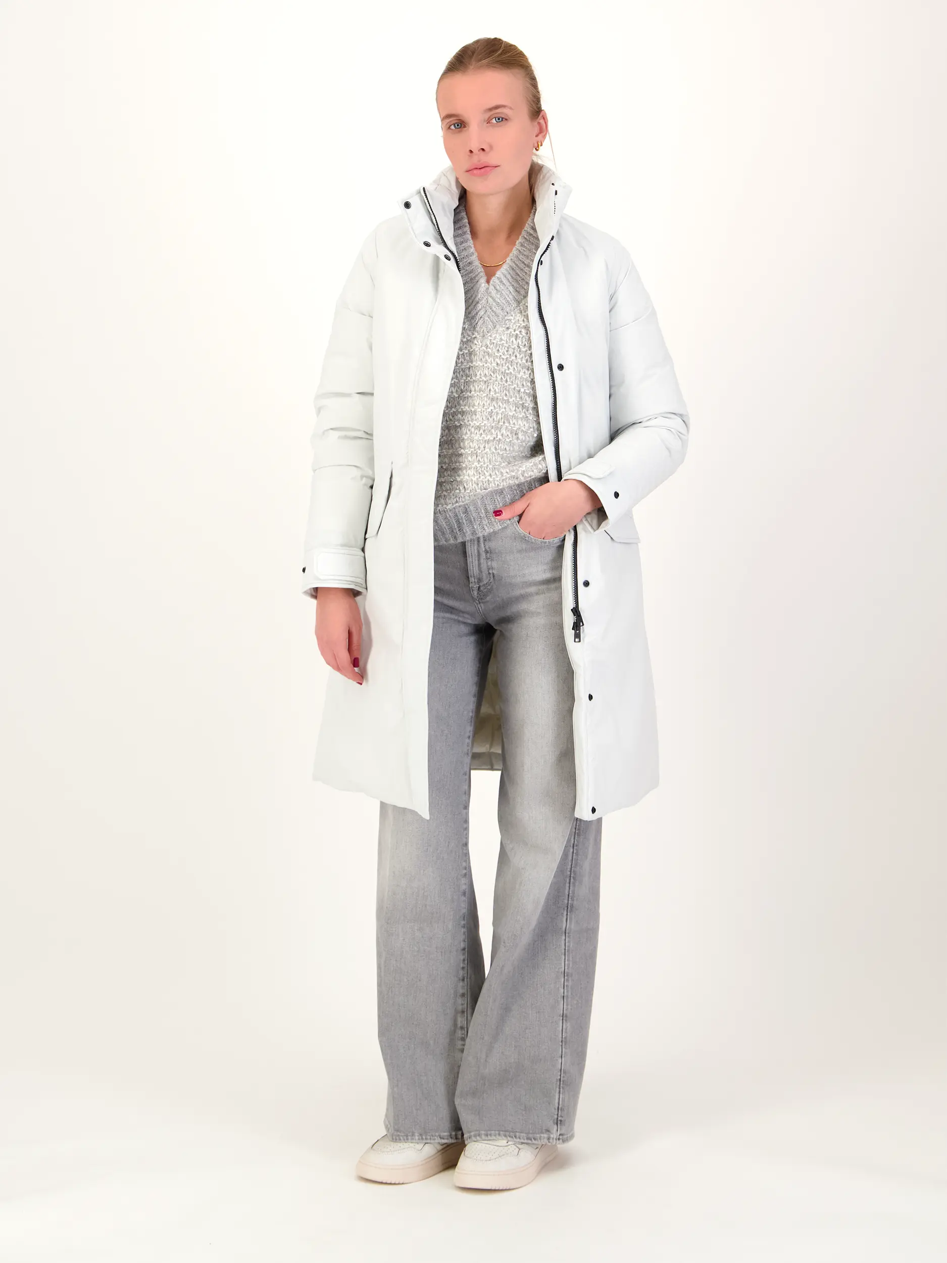 Wasserabweisender Daunenmantel 'Cloudcoat' - Artikel Teil eines Outfits getragen von einem Modell - Farbe: Creme
