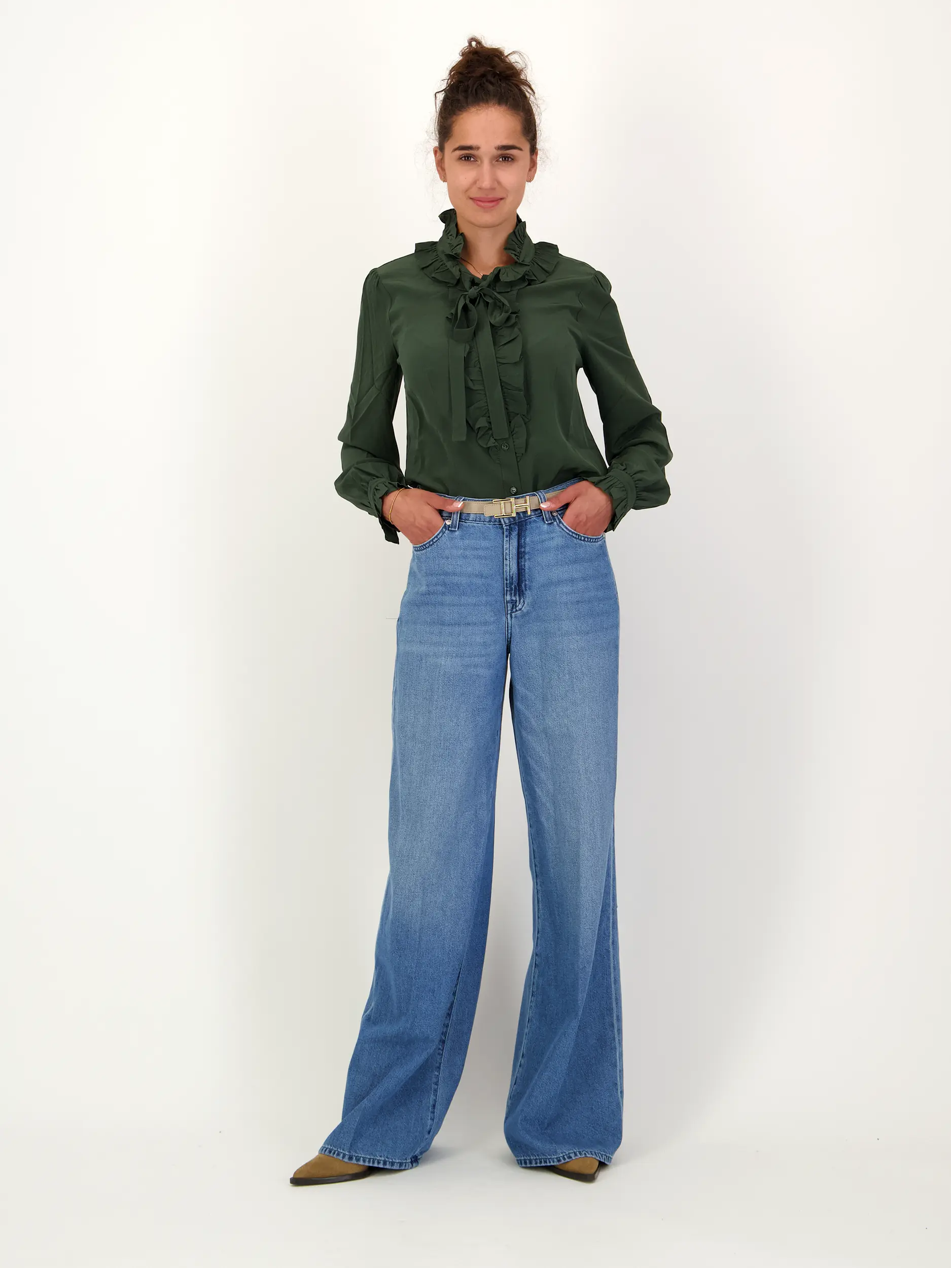 Bluse 'Catroux' aus Seide langarm - Artikel Teil eines Outfits getragen von einem Modell - Farbe: Grün