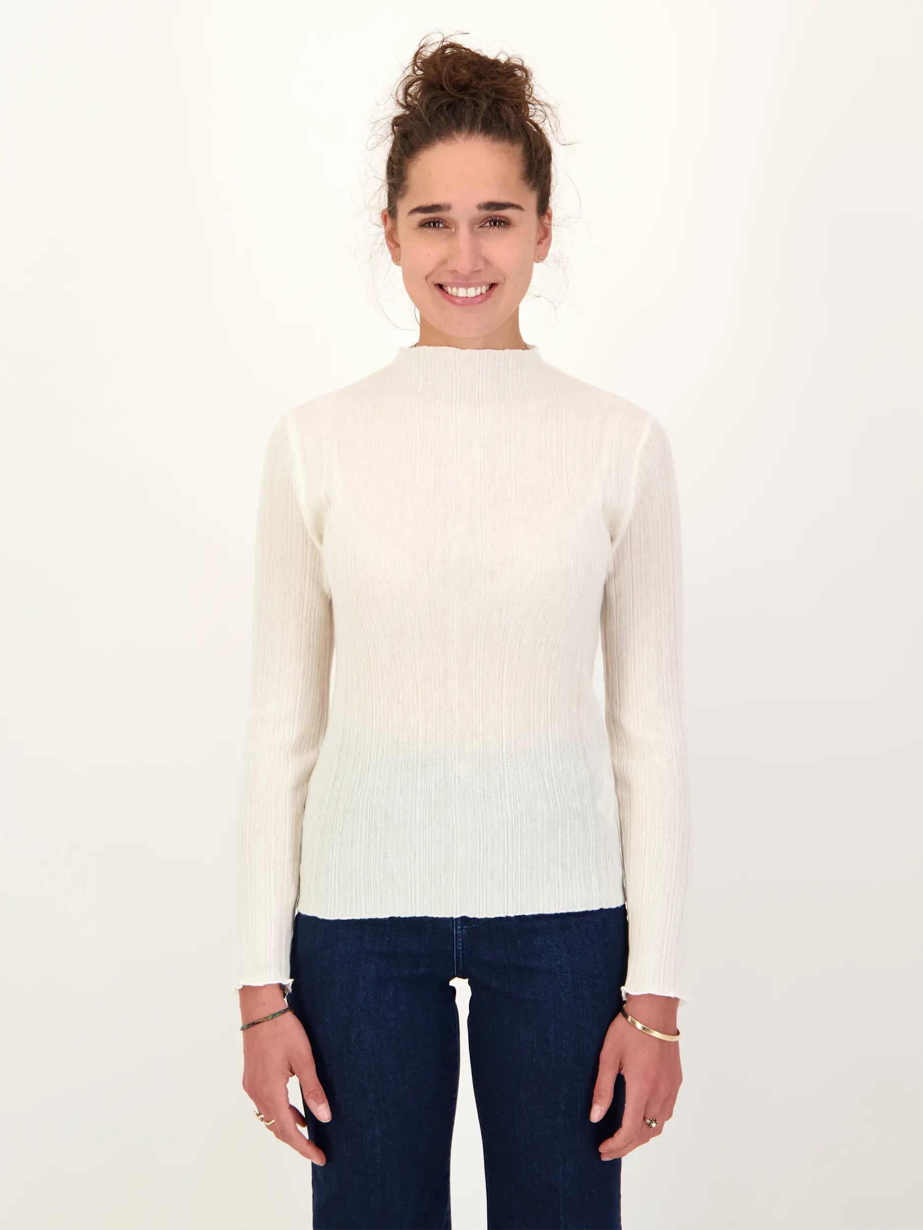 Rippstrickshirt 'Sajose' aus Wolle - Artikel Vorderseite getragen von einem Modell - Farbe: Creme