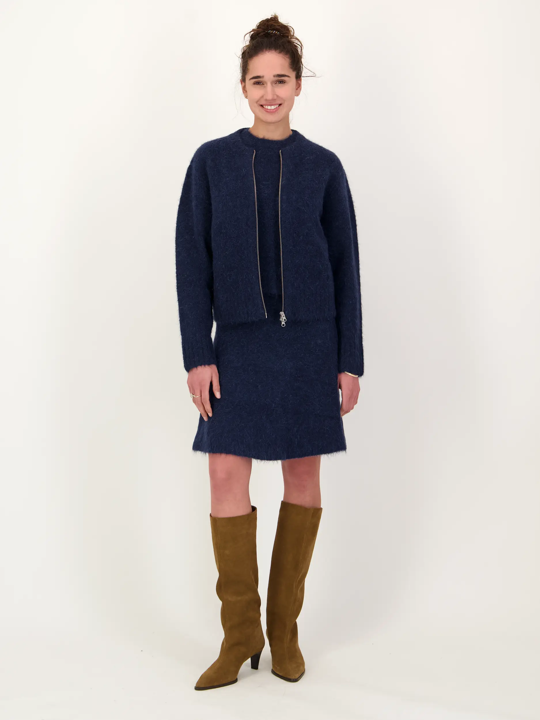 Strickjacke 'Sajeanine' aus Alpaka Mix - Artikel Teil eines Outfits getragen von einem Modell - Farbe: Blau