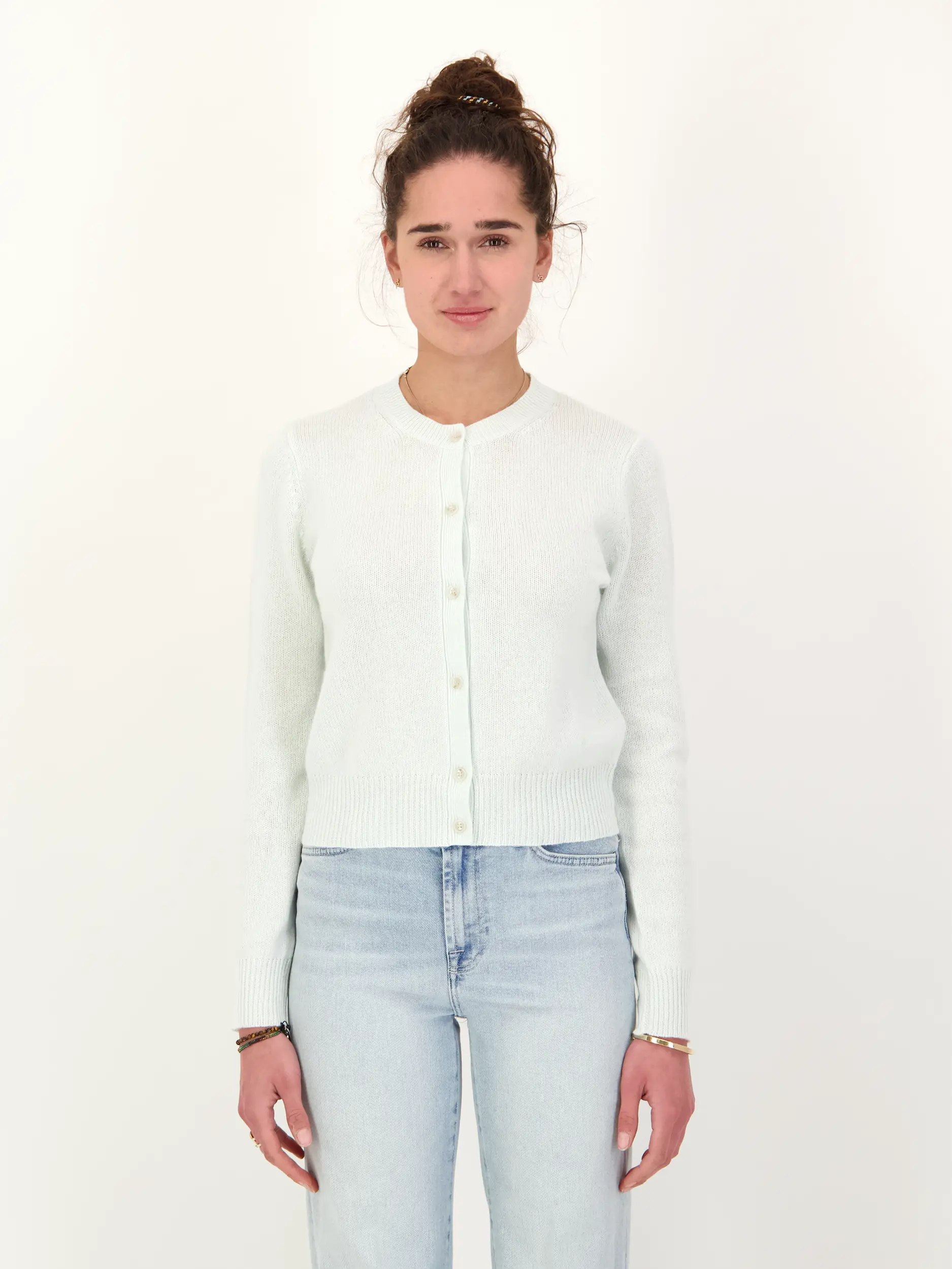 Strickjacke aus Kaschmir - Artikel Vorderseite getragen von einem Modell - Farbe: Grün