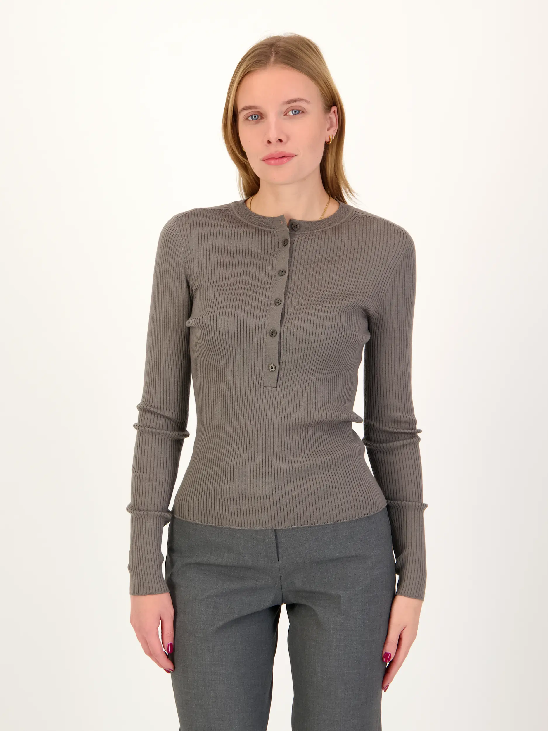 Langarmshirt 'Patricja' aus Woll-Mix - Artikel Vorderseite getragen von einem Modell - Farbe: Grün