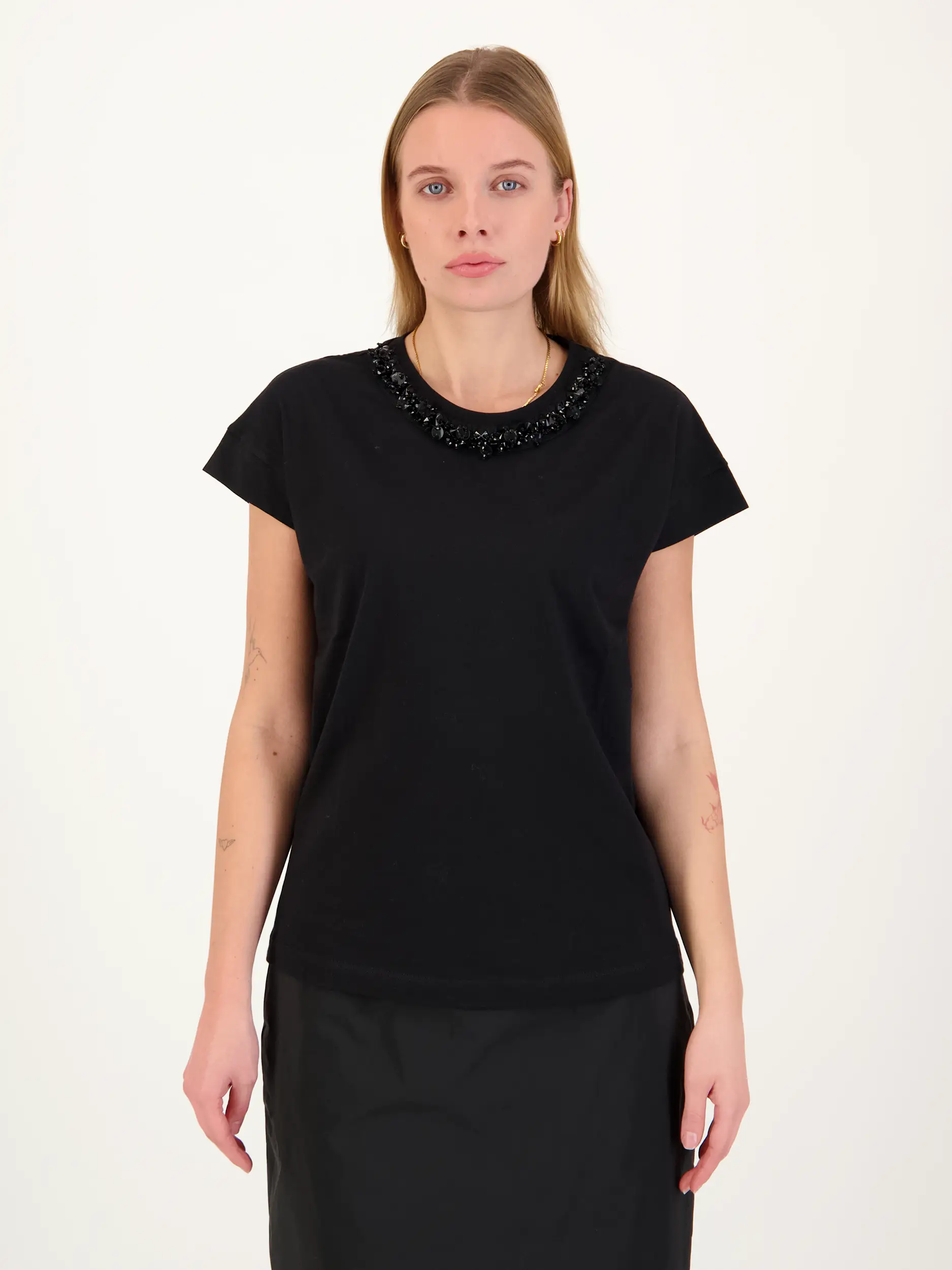 T-Shirt mit Strasssteinchen - Artikel Vorderseite getragen von einem Modell - Farbe: Schwarz