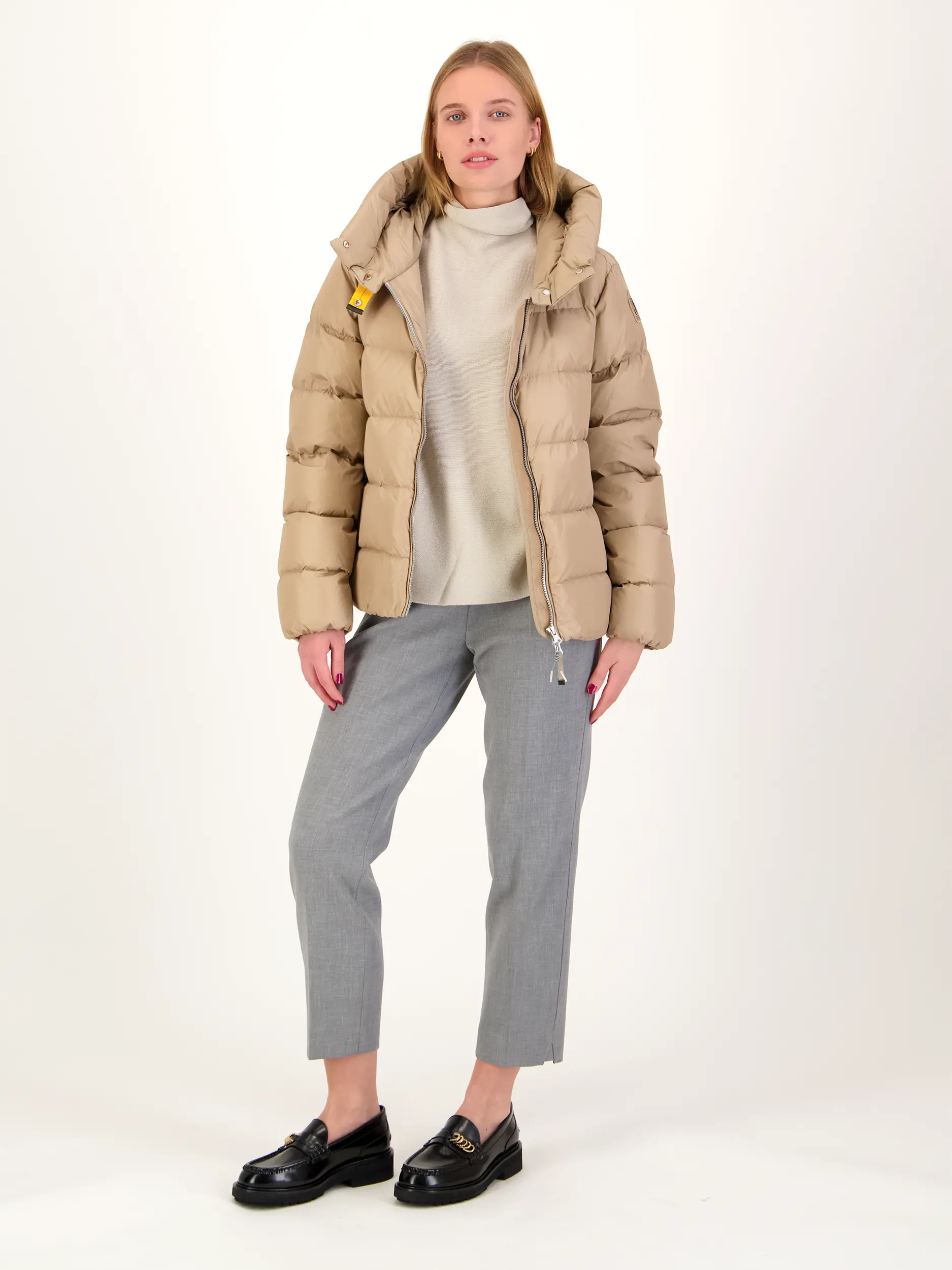 Wasserabweisende Daunenjacke 'Jinny' - Artikel Teil eines Outfits getragen von einem Modell - Farbe: Beige