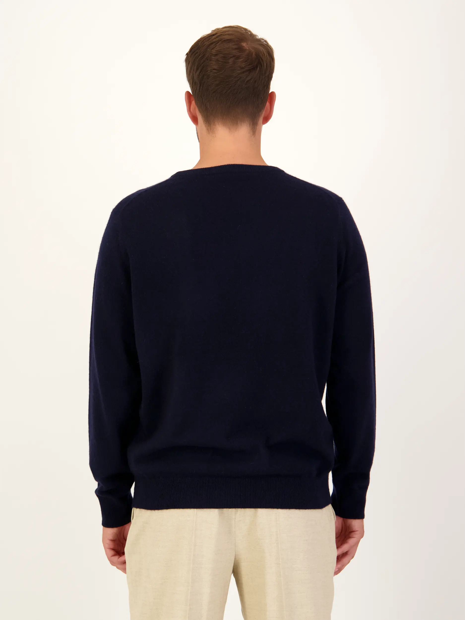 Pullover aus Kaschmir langarm - Artikel Rückseite getragen von einem Modell - Farbe: Blau