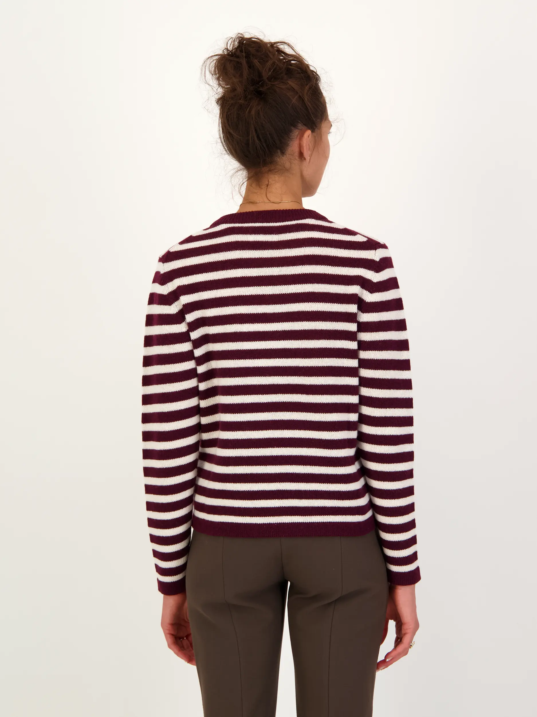 Gestreifter Pullover aus Kaschmir-Mix langarm - Artikel Rückseite getragen von einem Modell