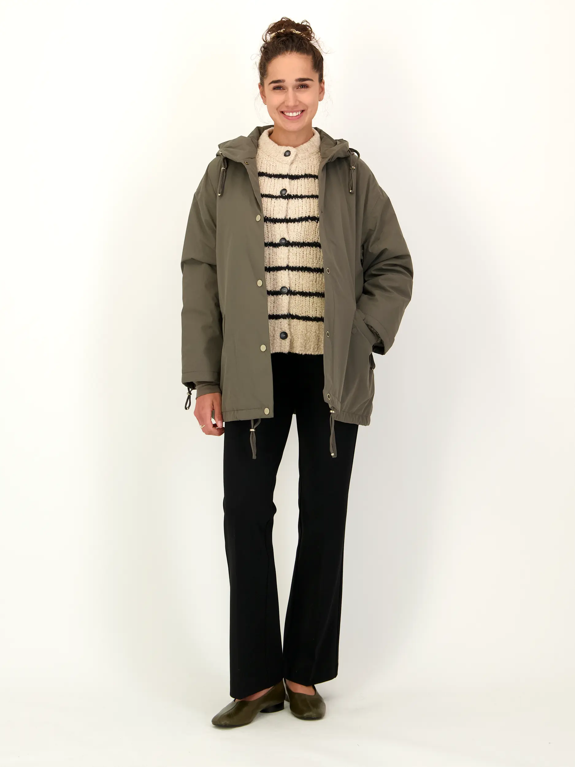 Gestreifte Strickjacke 'Petite' aus Wolle - Artikel Teil eines Outfits getragen von einem Modell - Farbe: Schwarz