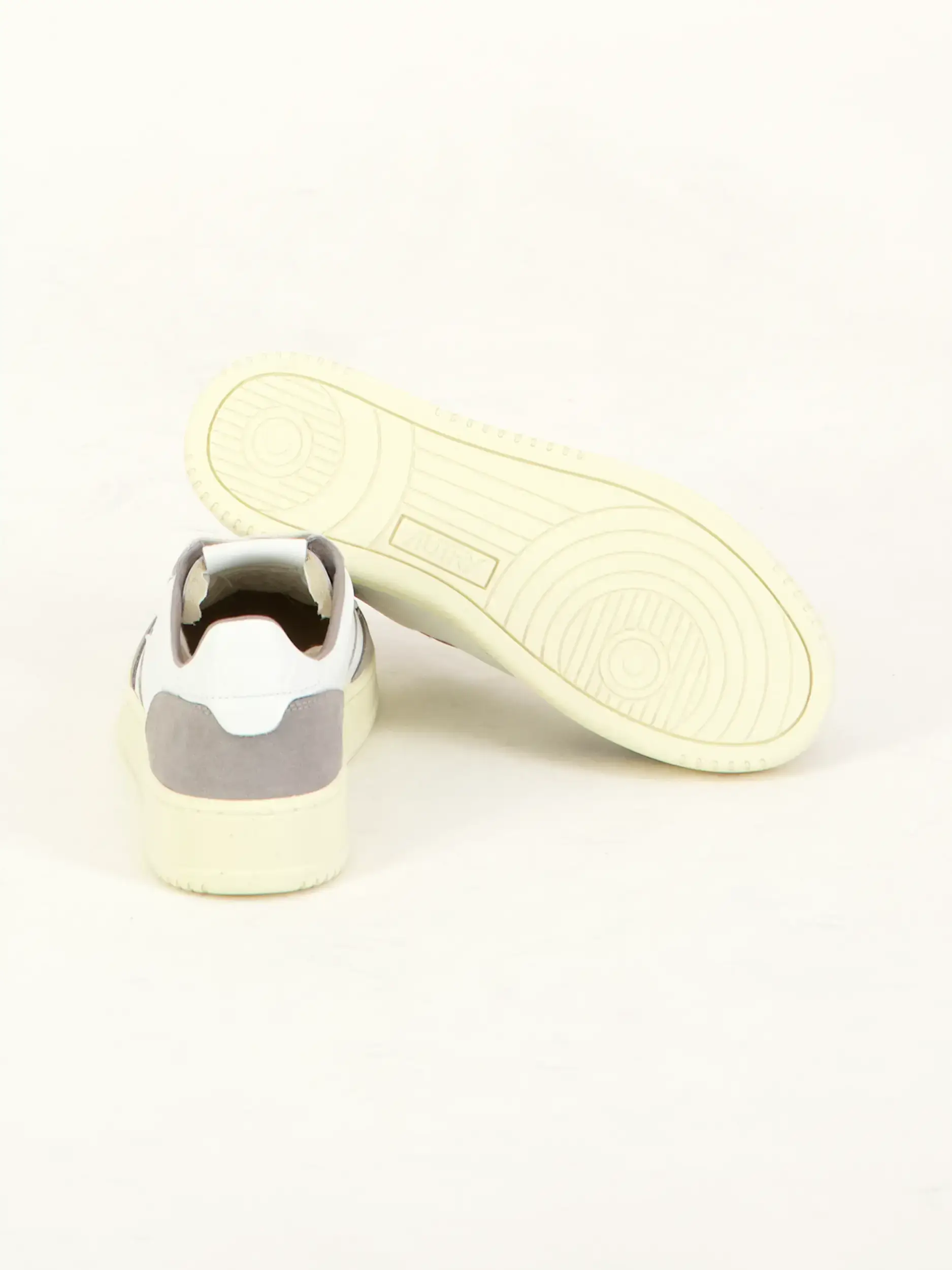 Sneaker 'Medalist' aus Leder - Artikel Rückseite getragen von einem Modell - Farbe: Grau