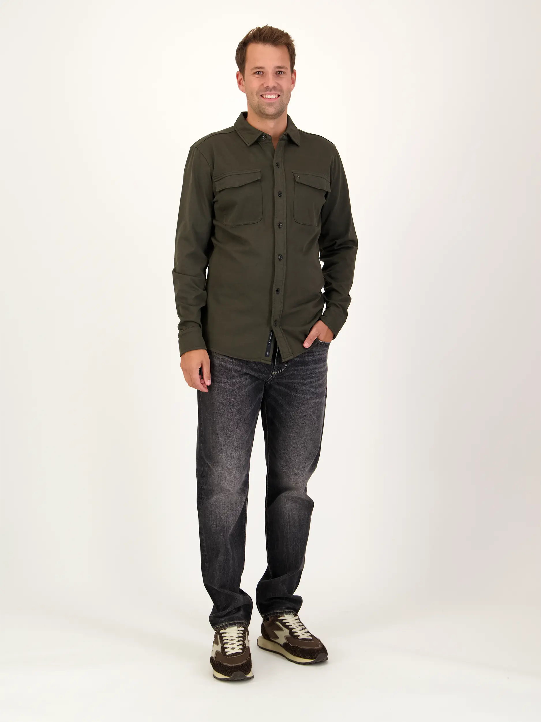 Hemd mit Kentkragen langarm - Artikel Teil eines Outfits getragen von einem Modell - Farbe: Braun