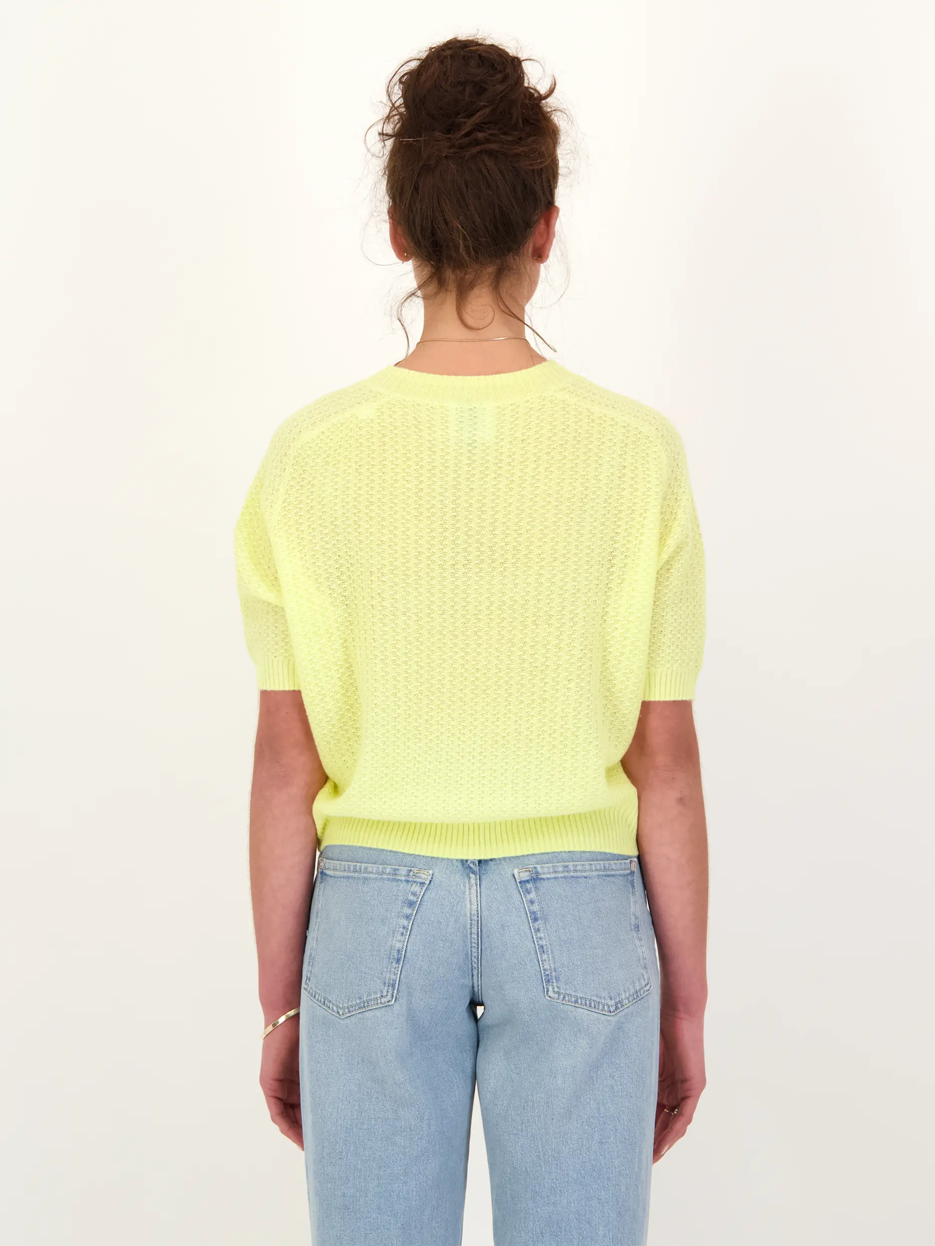 Pullover aus Kaschmir kurzarm - Artikel Rückseite getragen von einem Modell - Farbe: Gelb