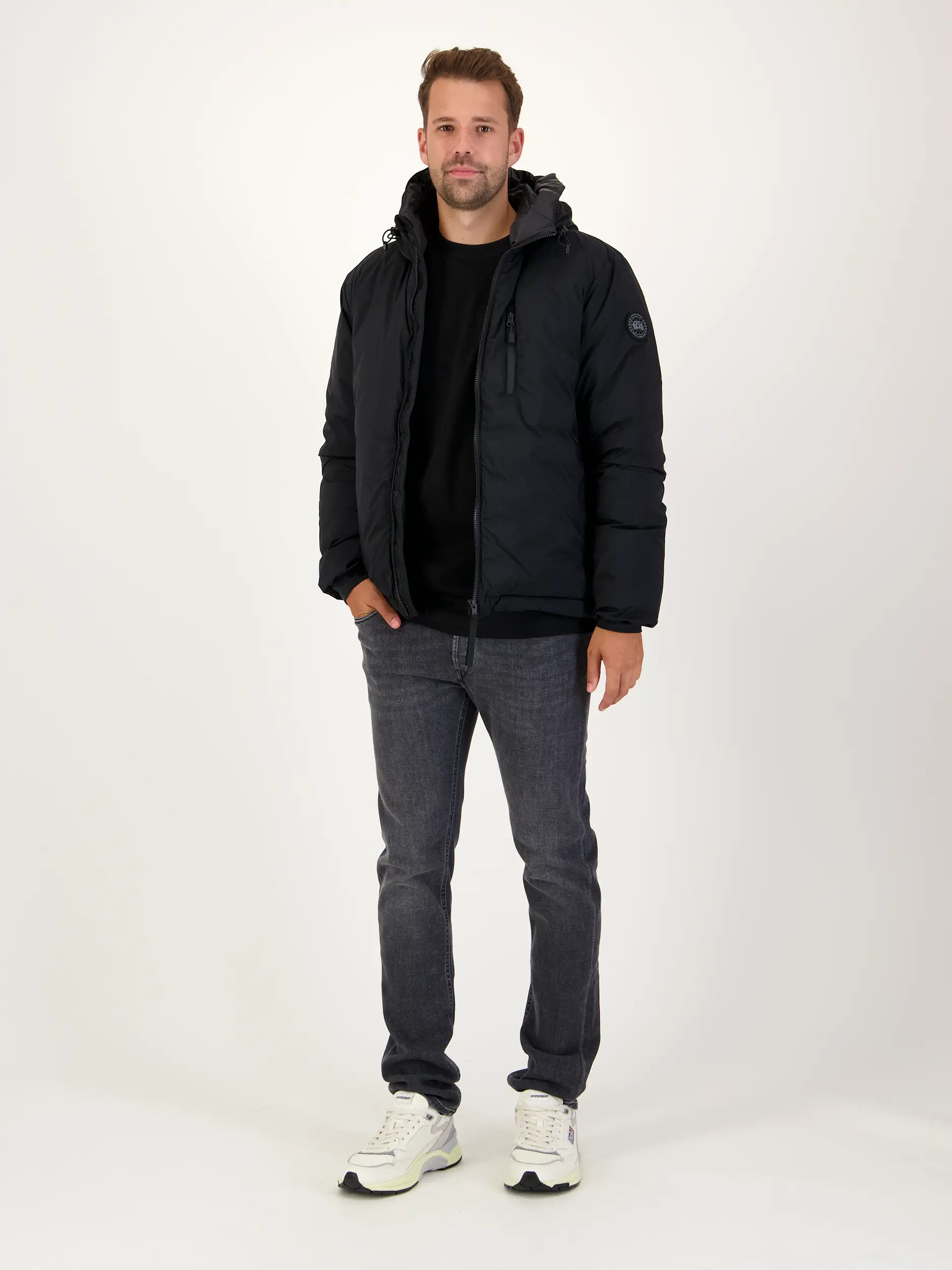 Langarmshirt 'Lionel' - Artikel Teil eines Outfits getragen von einem Modell - Farbe: Schwarz