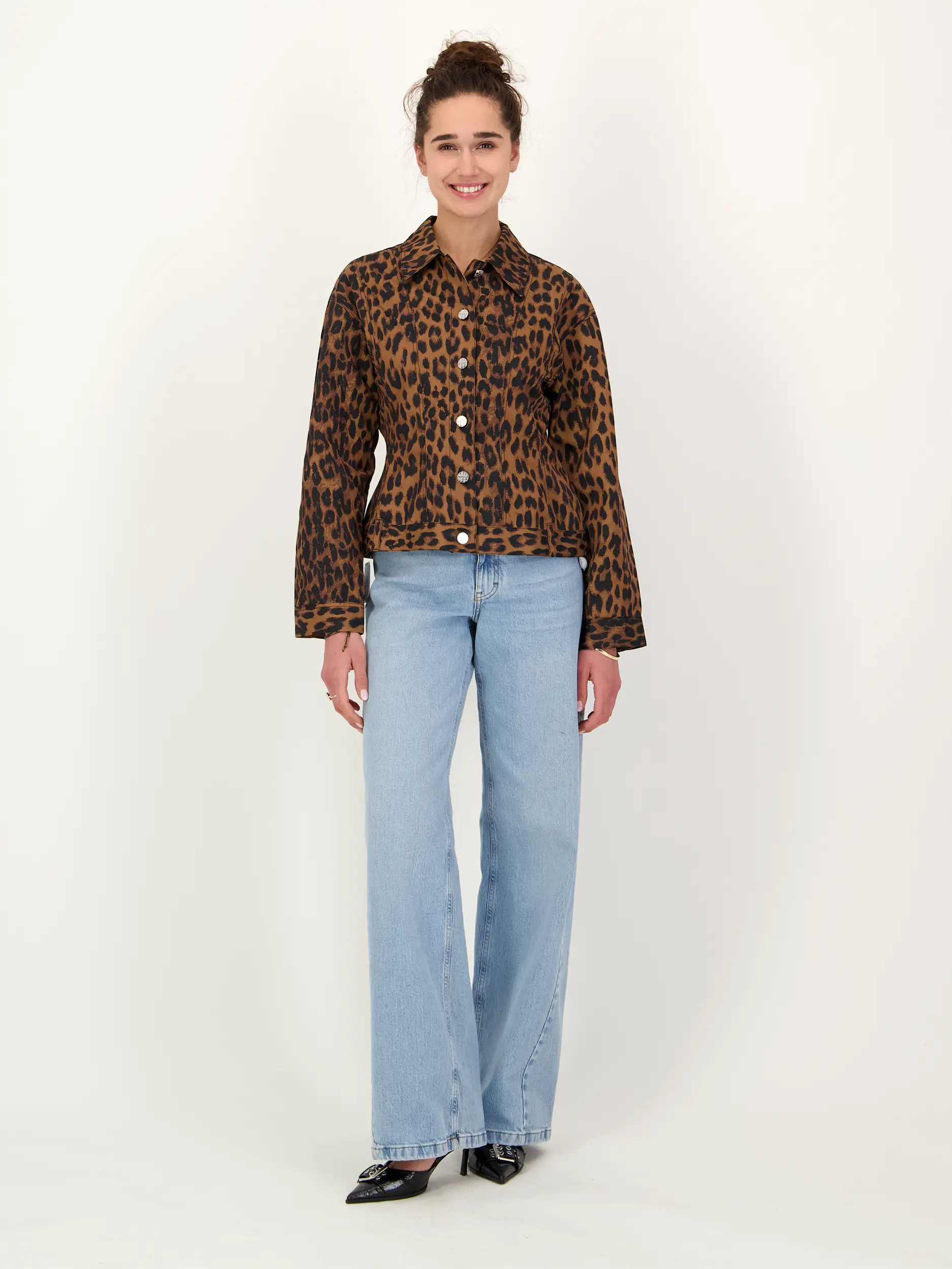 Jacke mit Leomuster - Artikel Teil eines Outfits getragen von einem Modell - Farbe: Braun