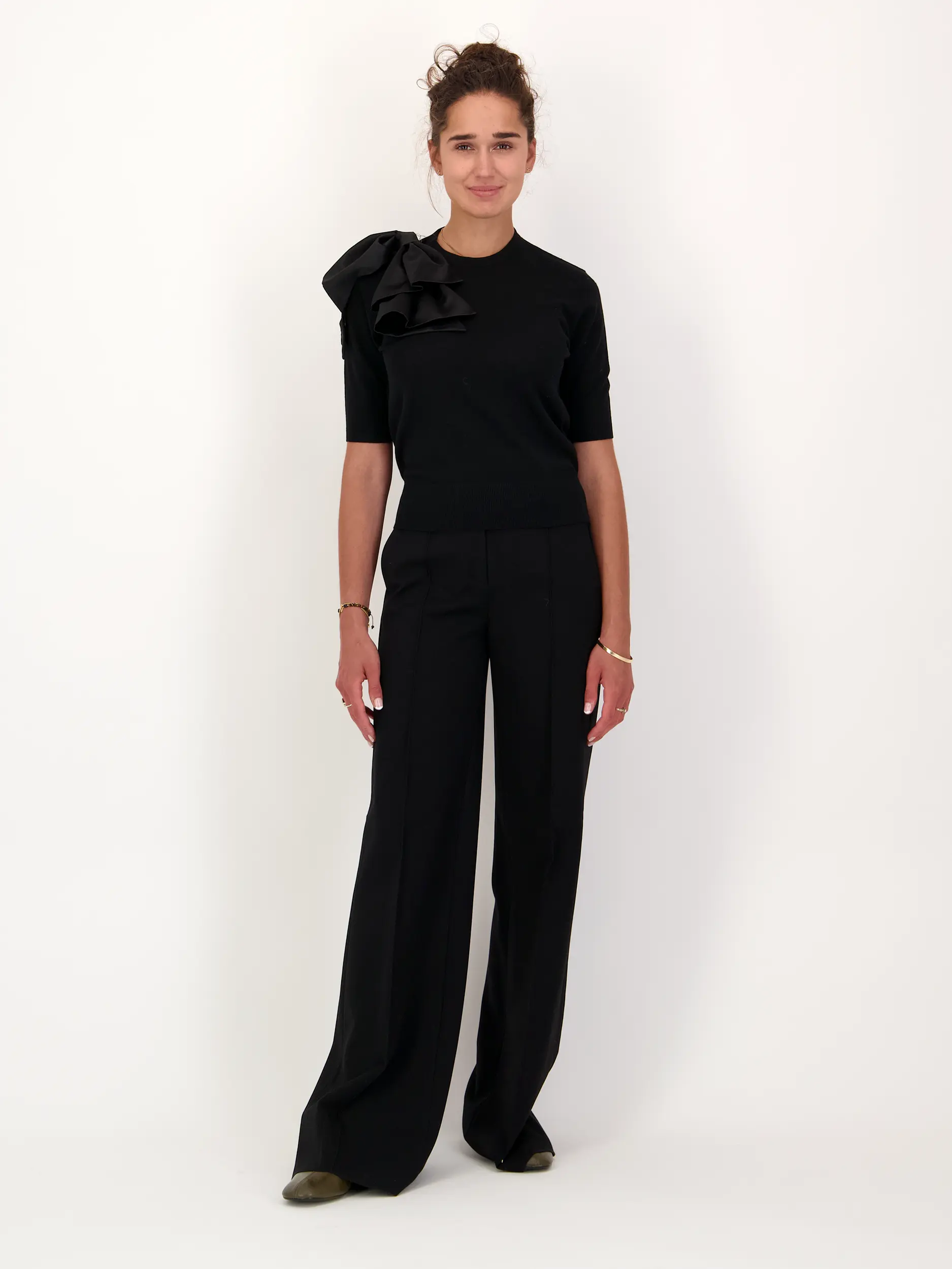 Bundfaltenhose 'Emotional Essence' - Artikel Teil eines Outfits getragen von einem Modell - Farbe: Schwarz
