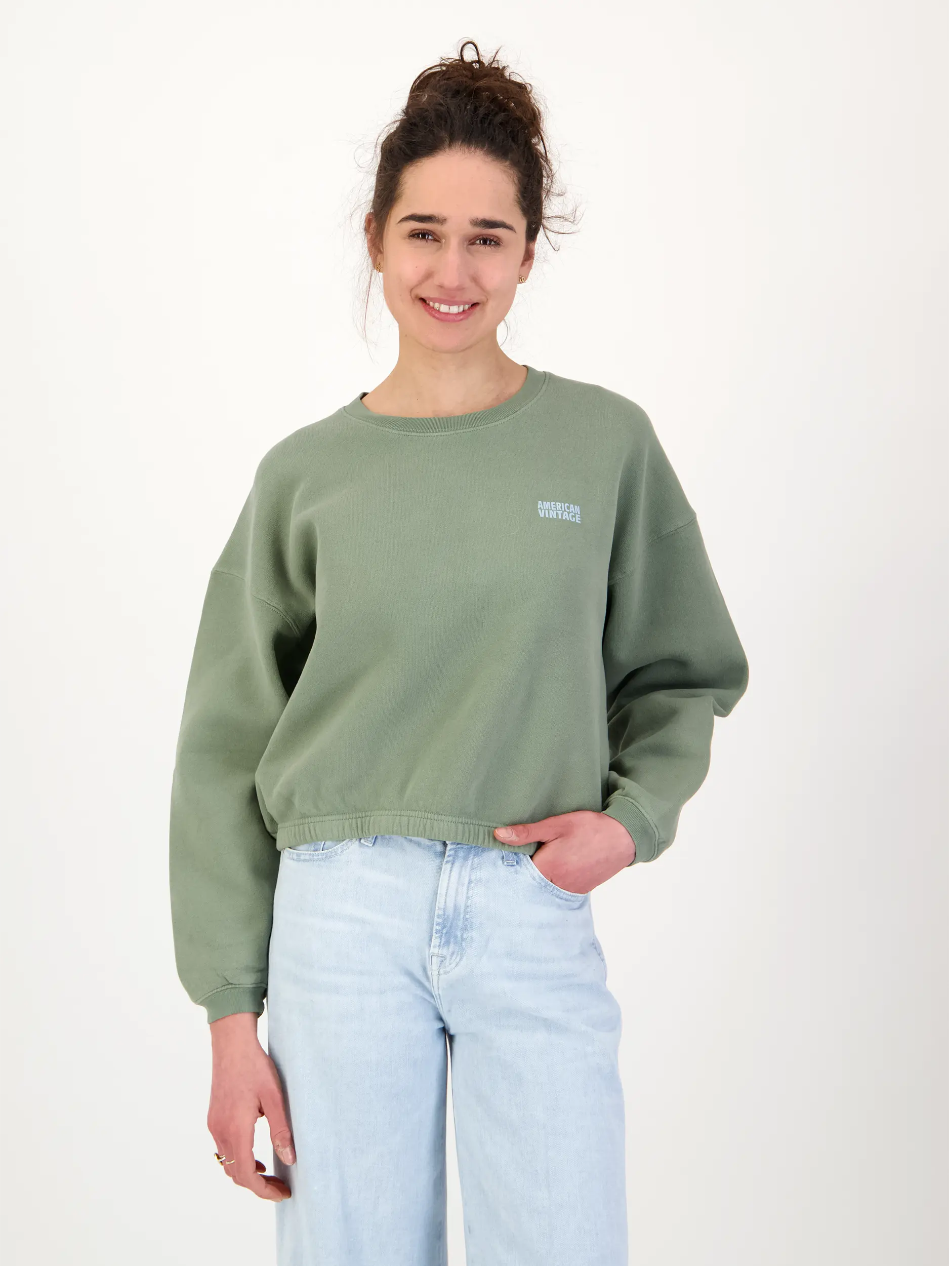 Sweatshirt 'Izubird' - Artikel Vorderseite getragen von einem Modell - Farbe: Grün