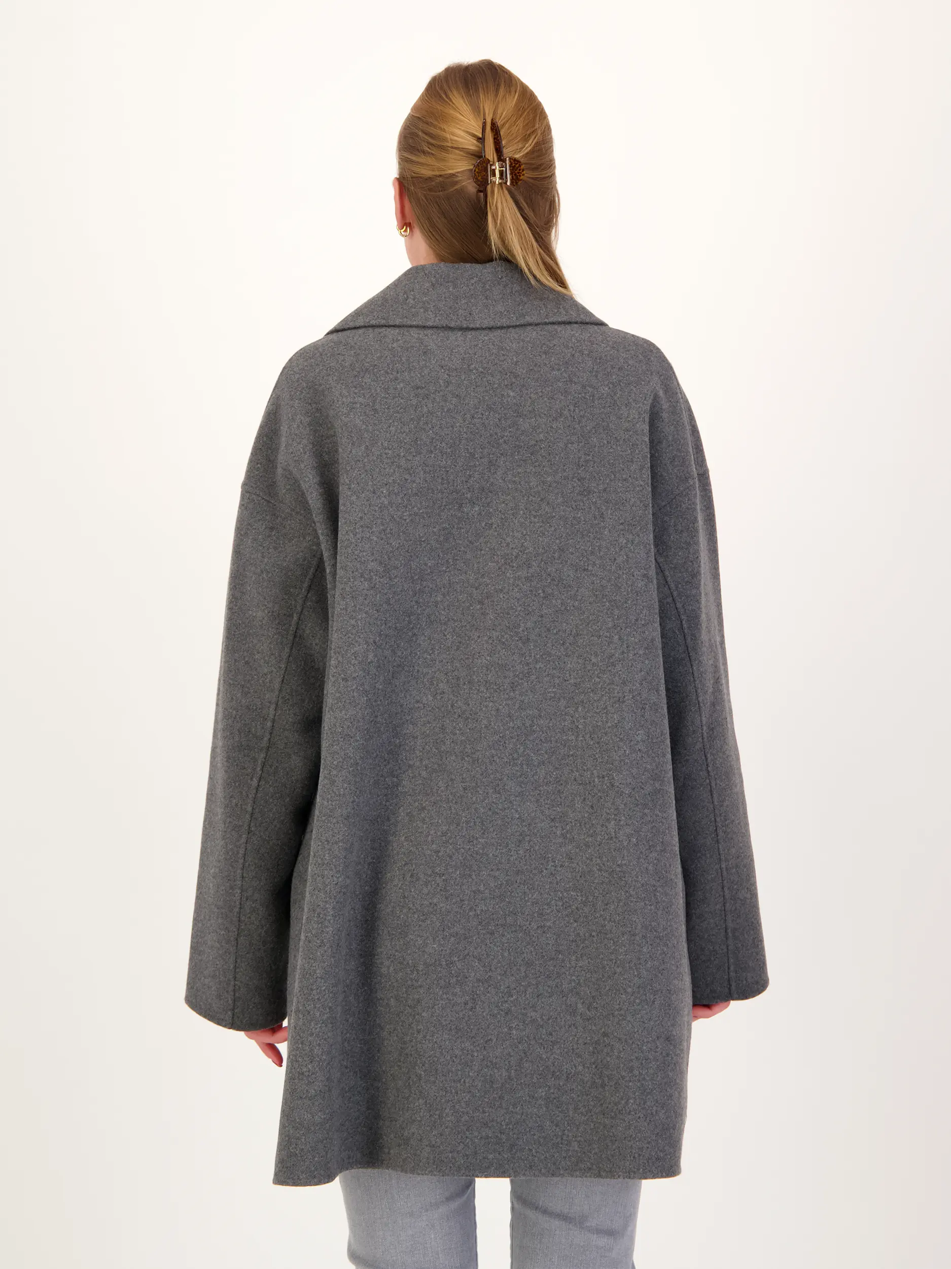 Kurzmantel 'Gemma' aus Wolle - Artikel Rückseite getragen von einem Modell - Farbe: Grau