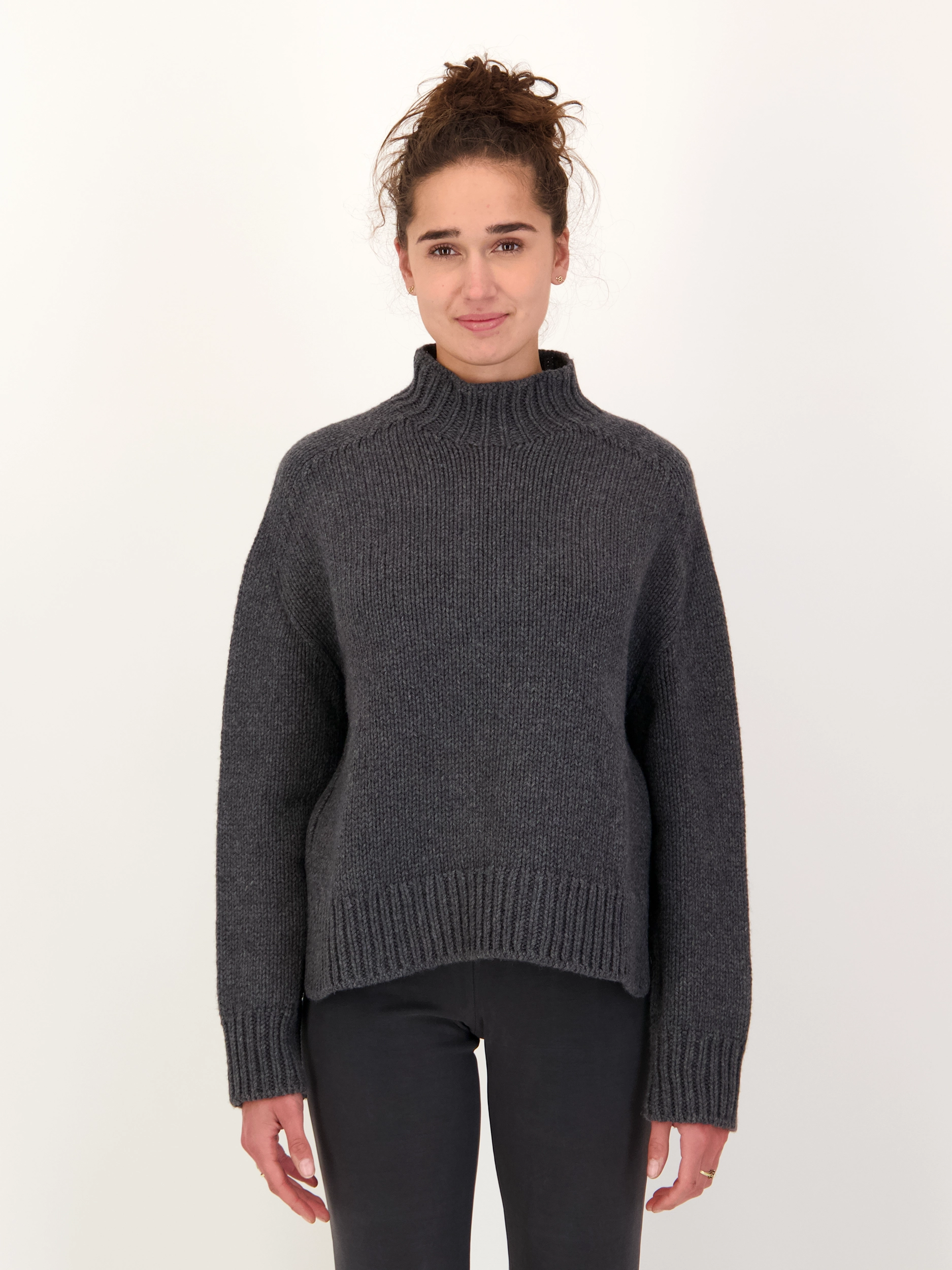 Pullover 'Faye' aus Woll-Mix langarm - Artikel Vorderseite getragen von einem Modell - Farbe: Grau