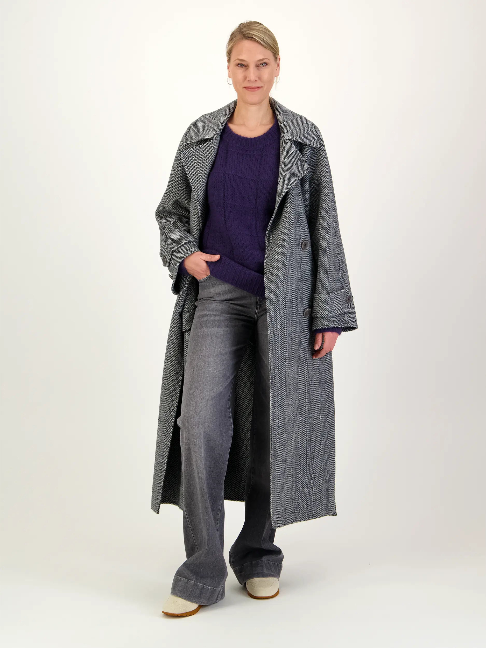 High Rise Flared Leg Jeans 'Modern Dojo' - Artikel Teil eines Outfits getragen von einem Modell