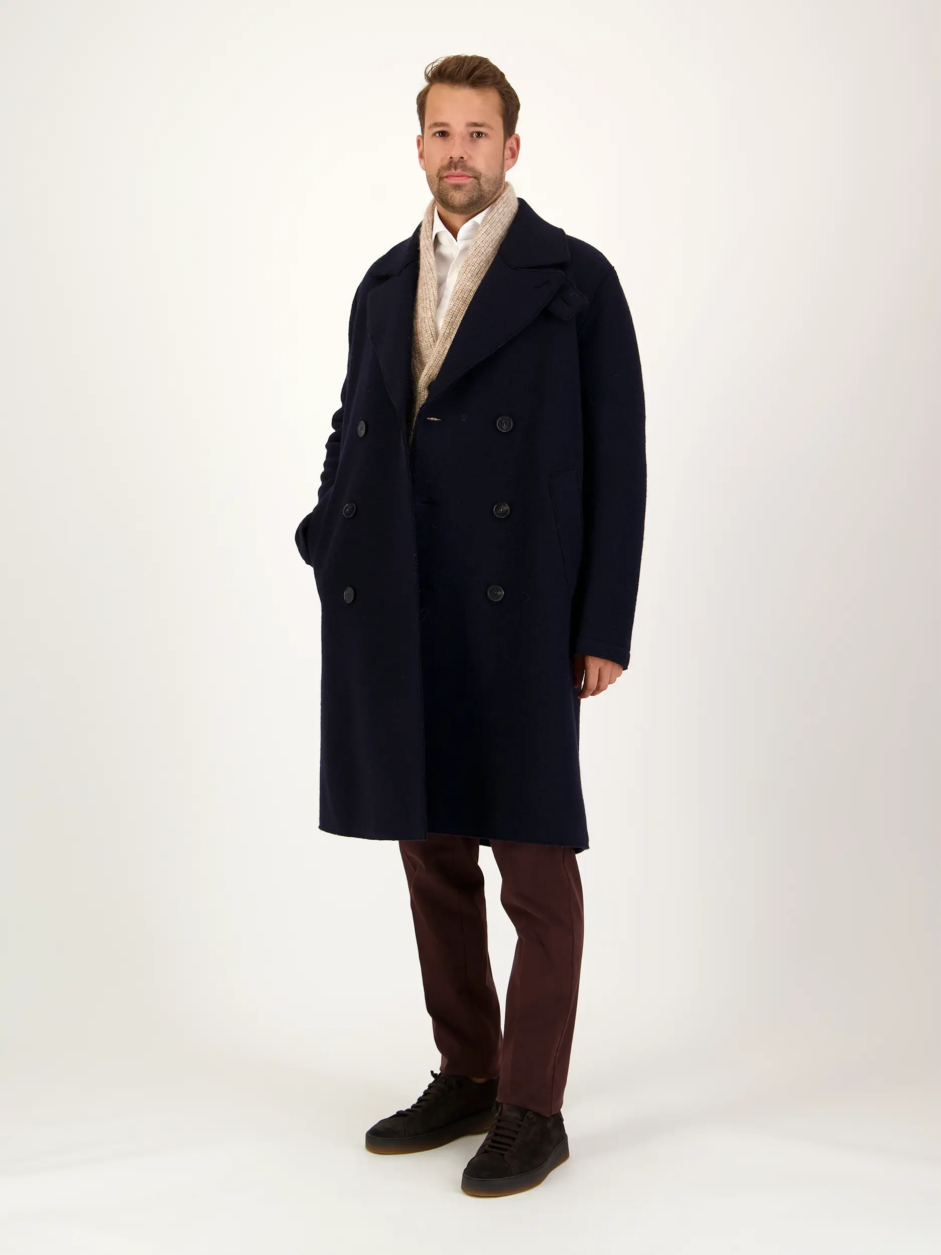 Businesshemd - Artikel Teil eines Outfits getragen von einem Modell - Farbe: Weiß