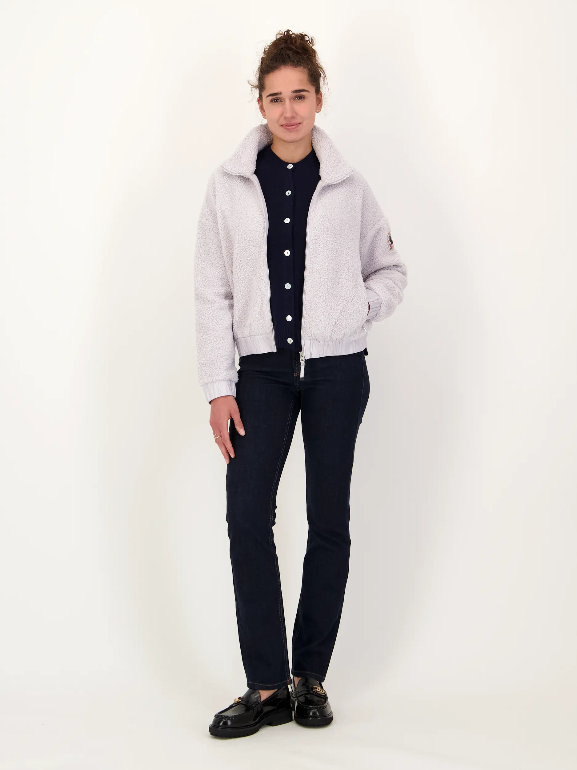 Teddyjacke 'Sori' - Artikel Teil eines Outfits getragen von einem Modell - Farbe: Grau