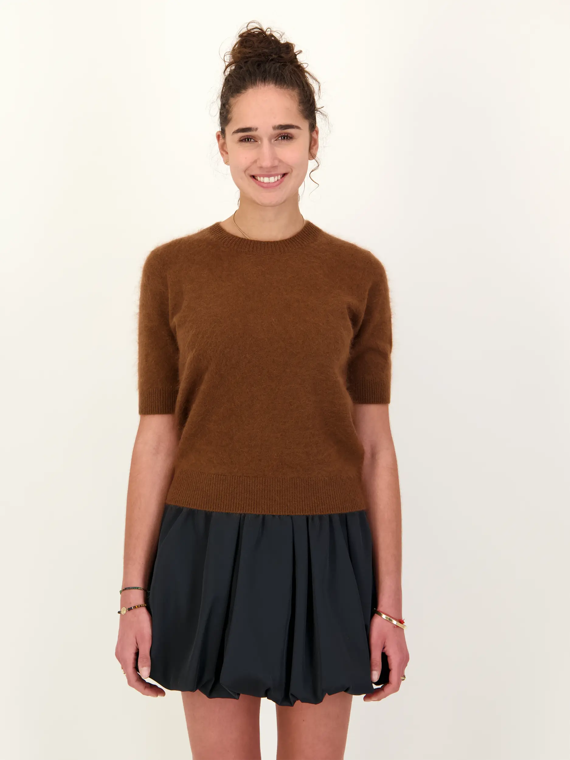 Pullover 'Fluffy Statements' aus Wolle kurzarm - Artikel Vorderseite getragen von einem Modell - Farbe: Braun