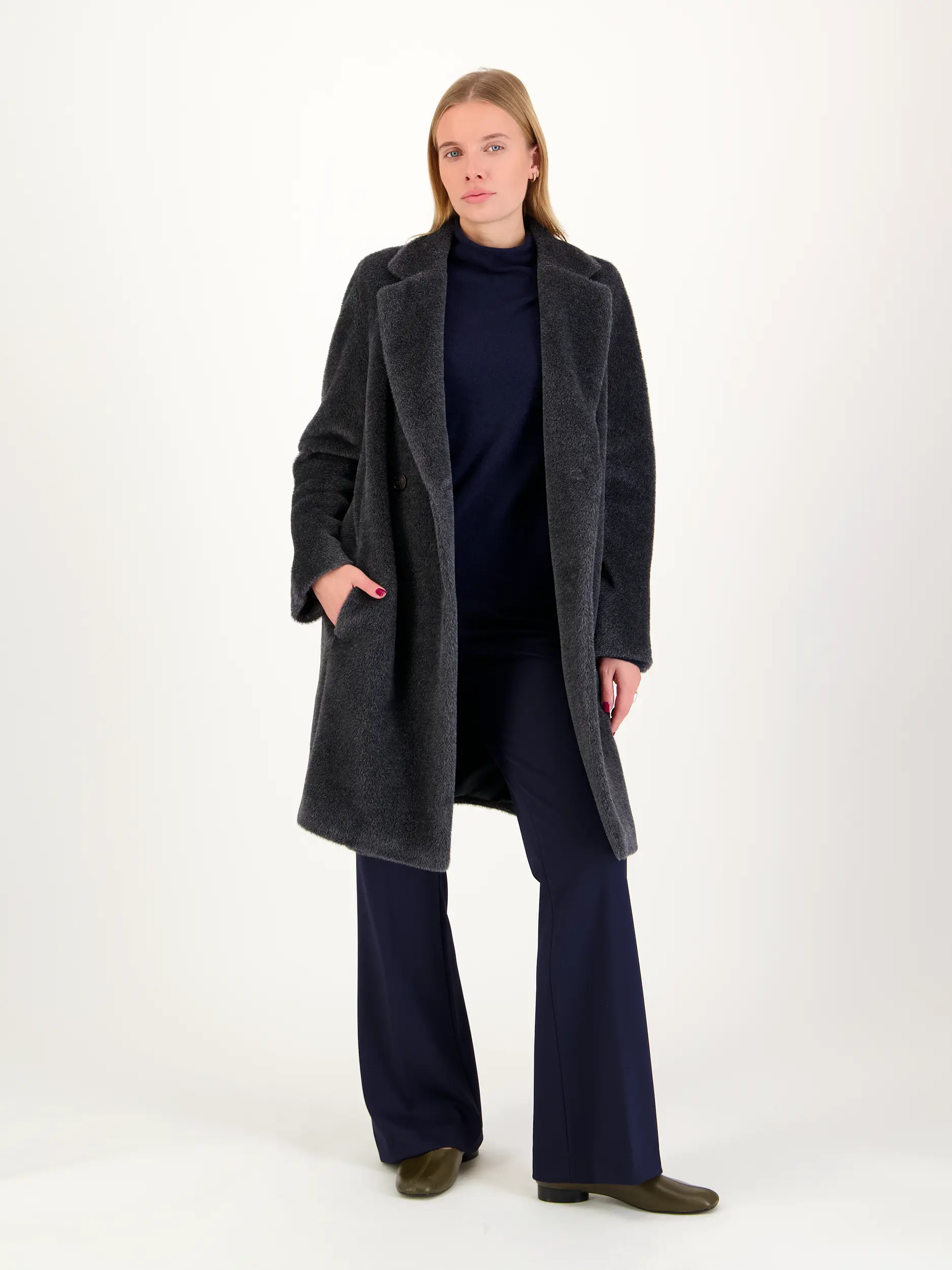 Wollmantel 'Roseto' aus Alpaka - Artikel Teil eines Outfits getragen von einem Modell - Farbe: Grau