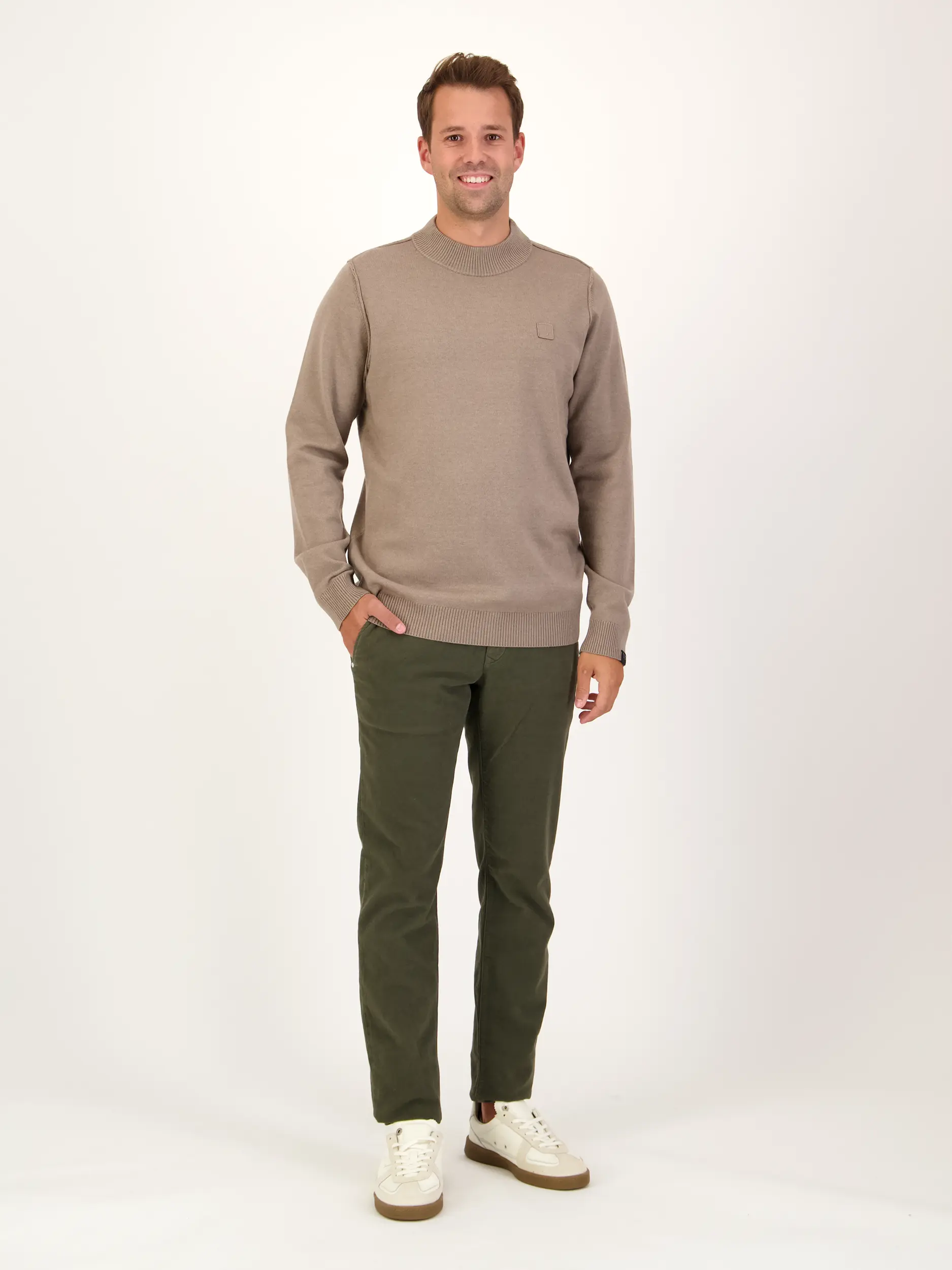 Pullover 'Clifden' aus Woll-Mix langarm - Artikel Teil eines Outfits getragen von einem Modell - Farbe: Braun