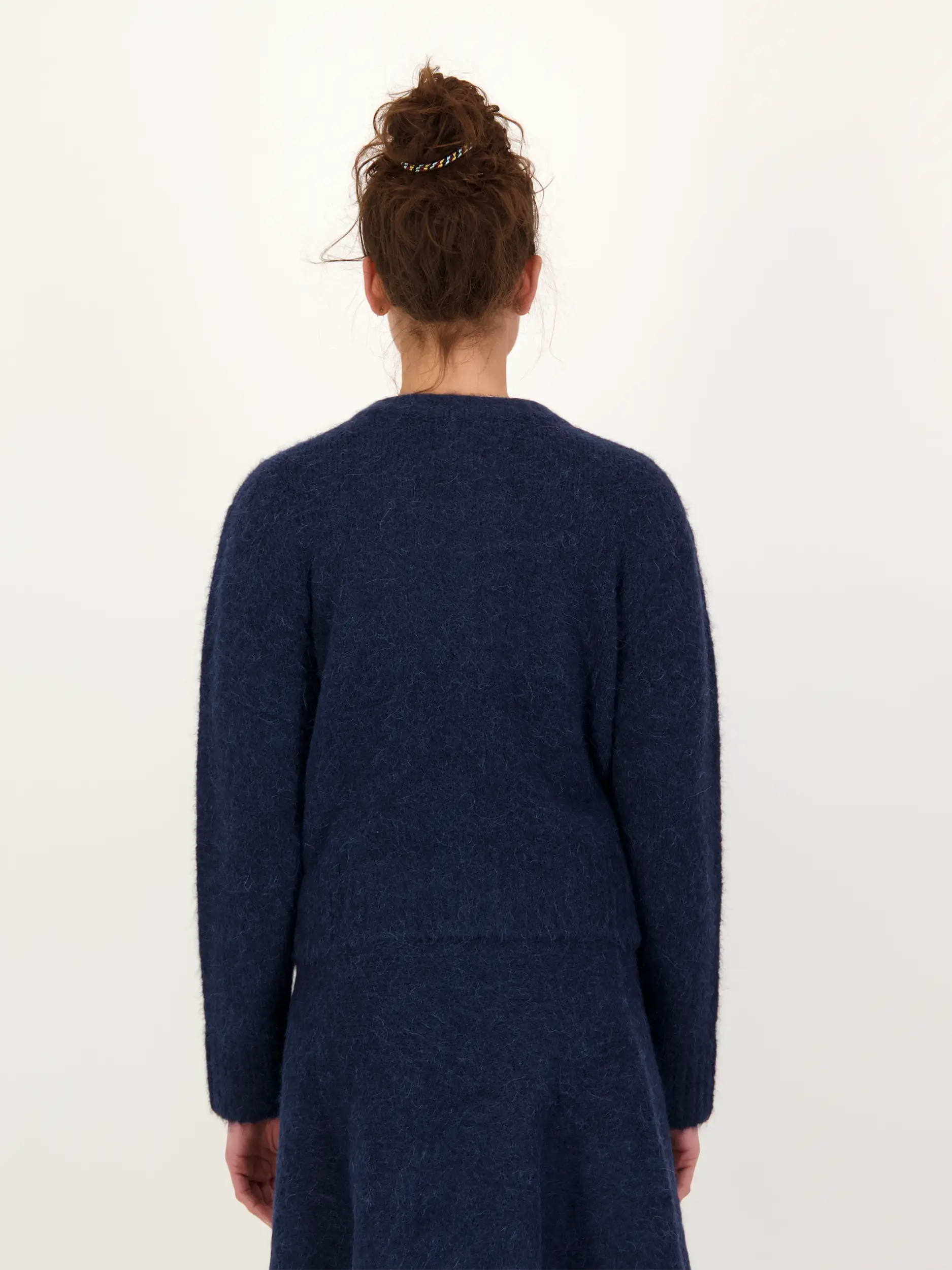 Strickjacke 'Sajeanine' aus Alpaka Mix - Artikel Rückseite getragen von einem Modell - Farbe: Blau