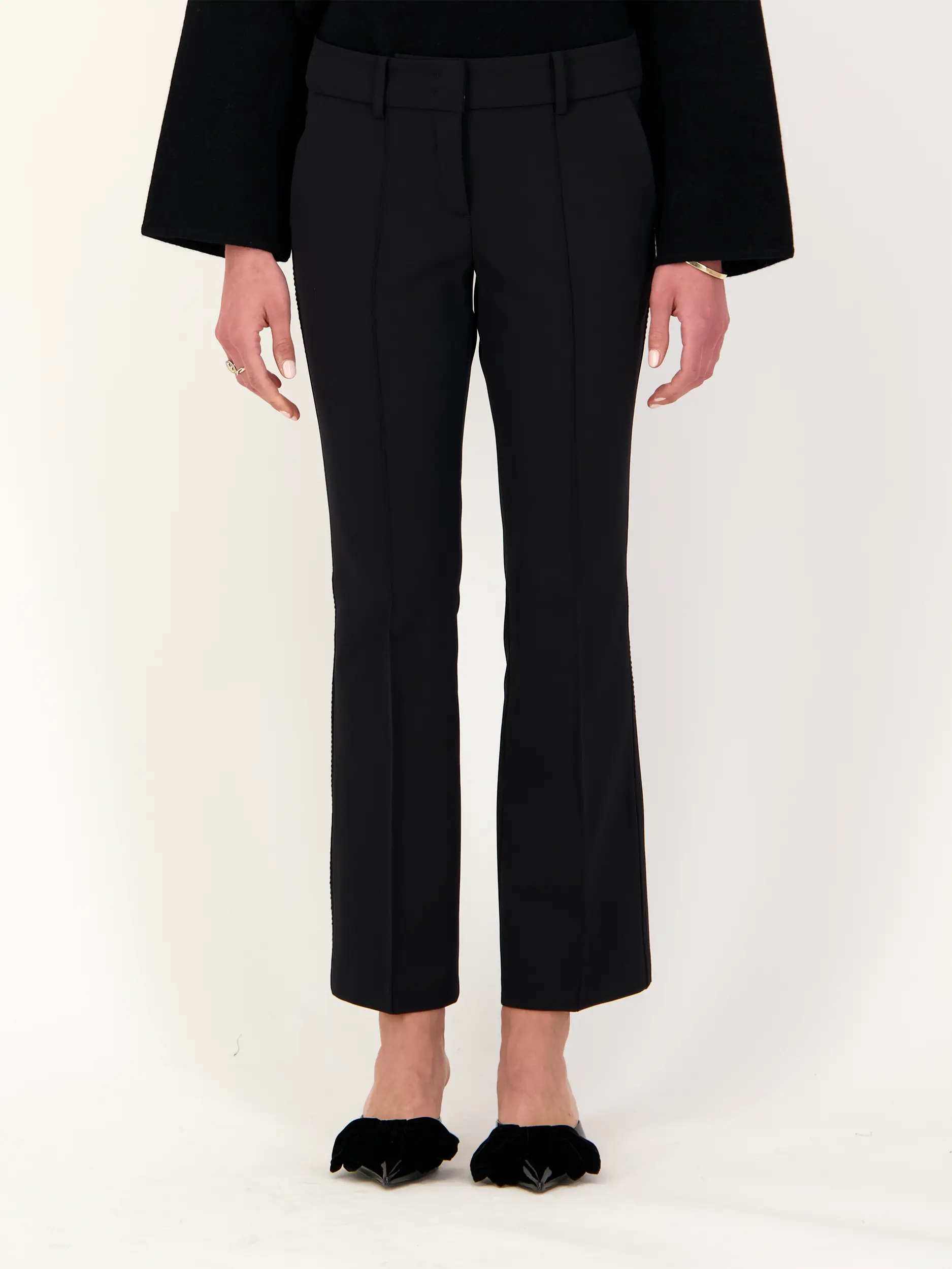 Bundfaltenhose 'Farah' - Artikel Vorderseite getragen von einem Modell - Farbe: Schwarz