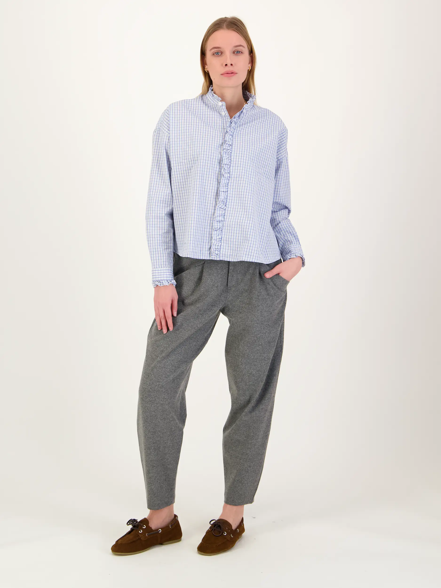 Karierte Baumwollbluse 'Juliette' langarm - Artikel Teil eines Outfits getragen von einem Modell - Farbe: Blau