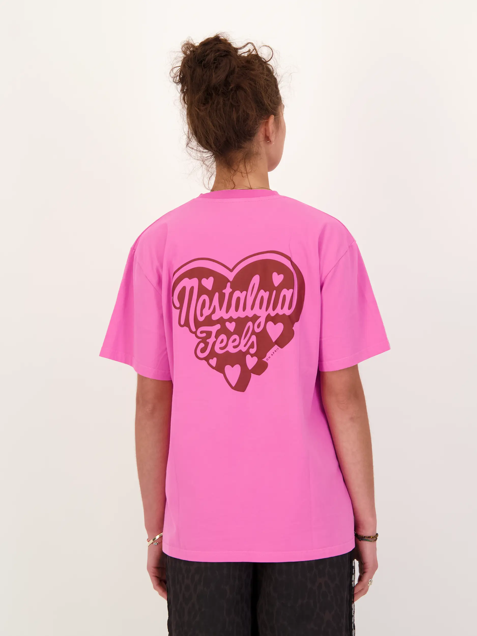 T-Shirt 'Nostalgia Heart' - Artikel Rückseite getragen von einem Modell - Farbe: Rosa&Pink