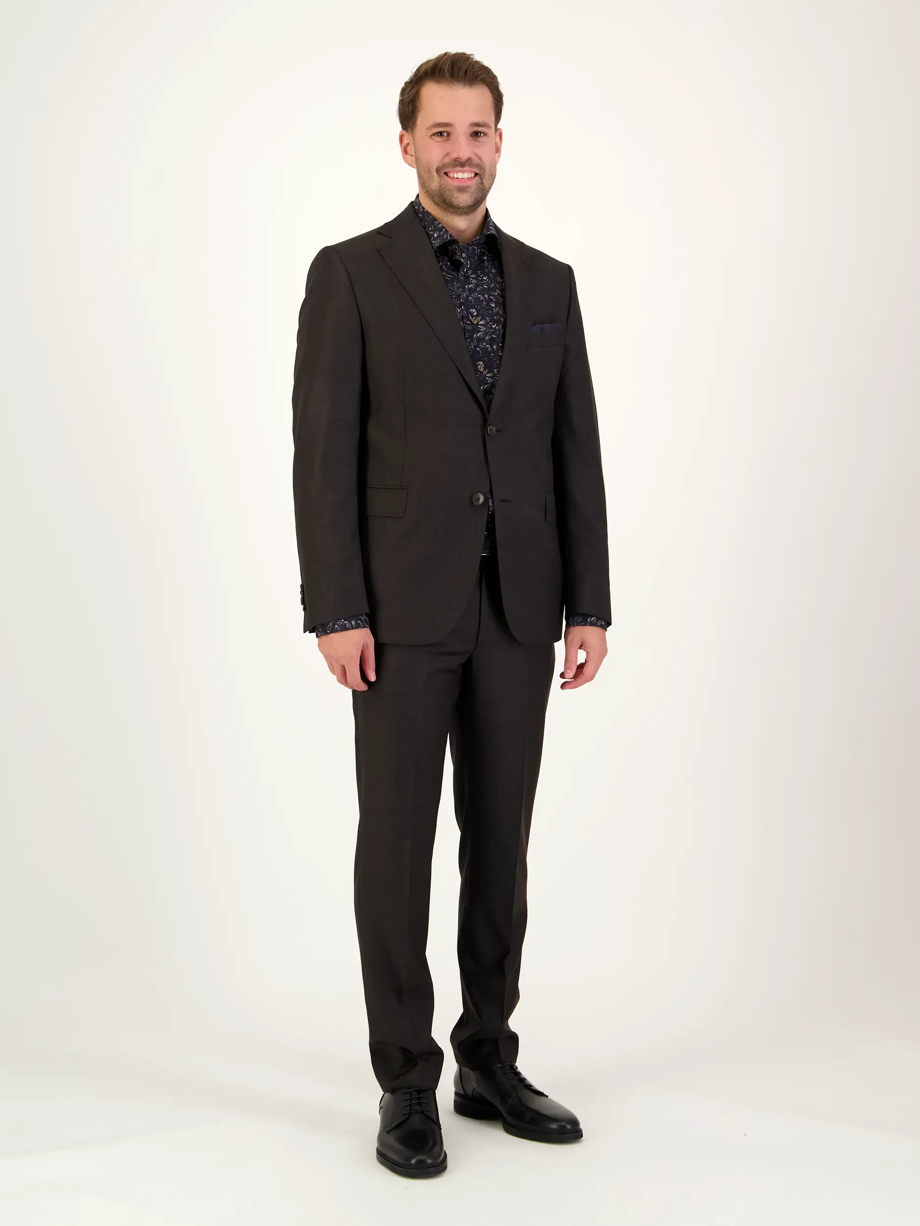 Gemustertes Hemd mit Haifischkragen langarm - Artikel Teil eines Outfits getragen von einem Modell - Farbe: Blau