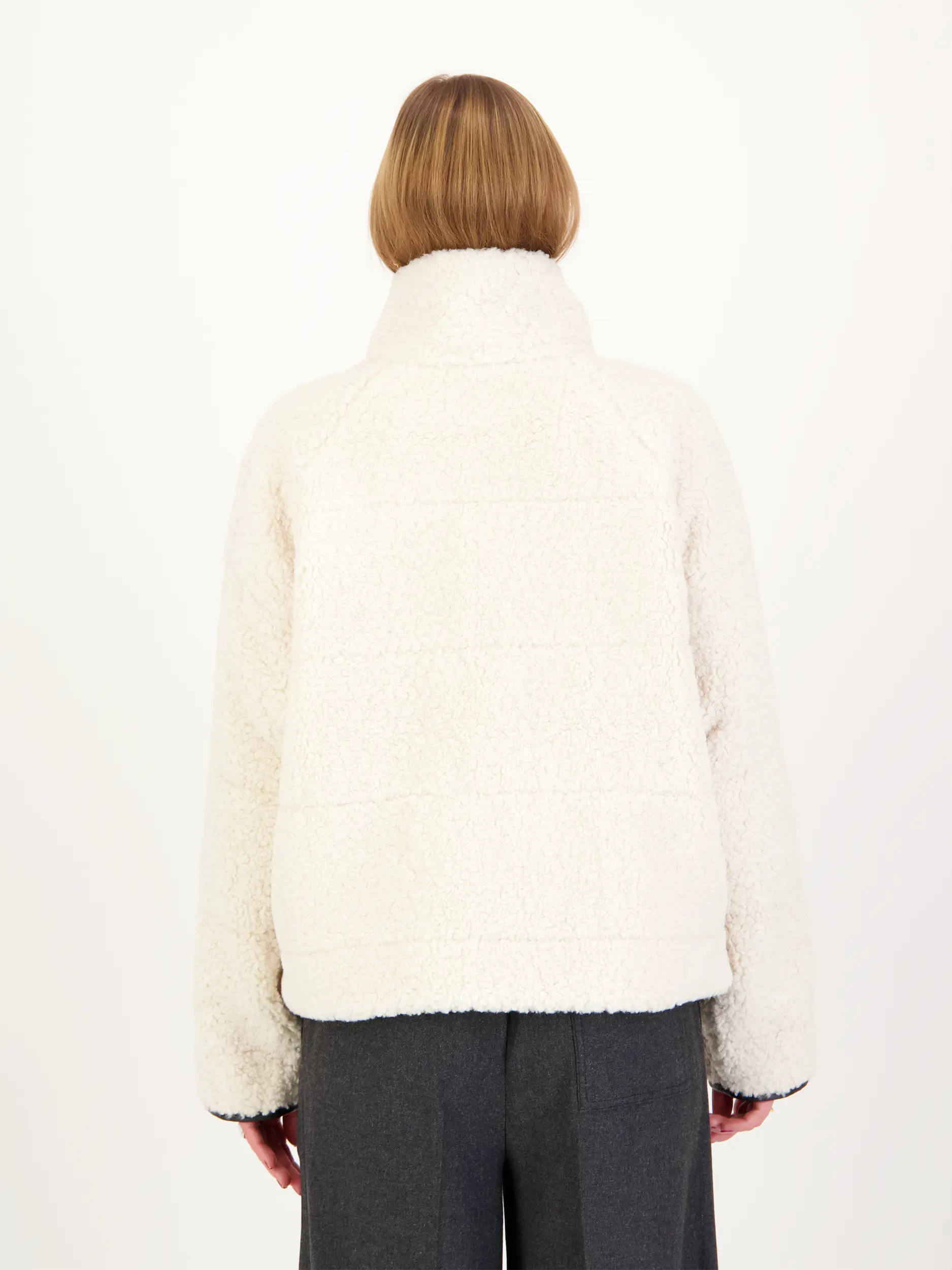Teddyjacke 'Katleen' - Artikel Rückseite getragen von einem Modell - Farbe: Beige