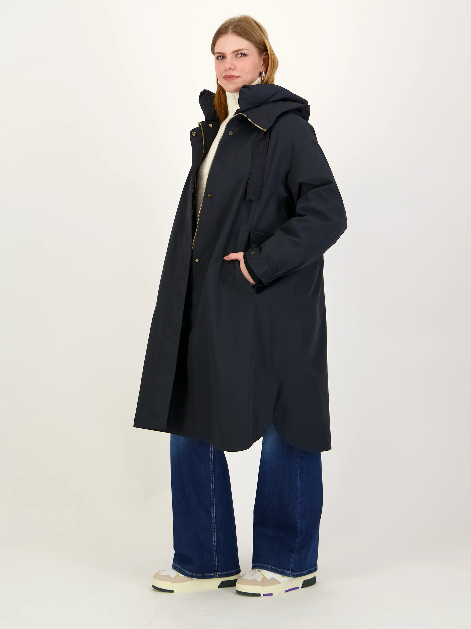 Mantel 'Akira' - Artikel Teil eines Outfits getragen von einem Modell - Farbe: Blau